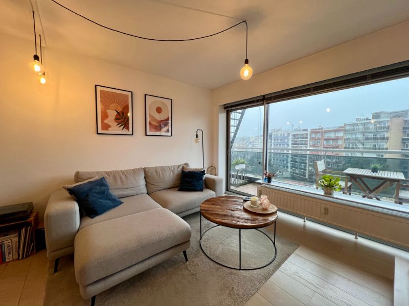 TRENDY GEMEUBELD APPARTEMENT MET ONDERGRONDSE AUTOSTAANPLAATS foto {{pictureIndex}}