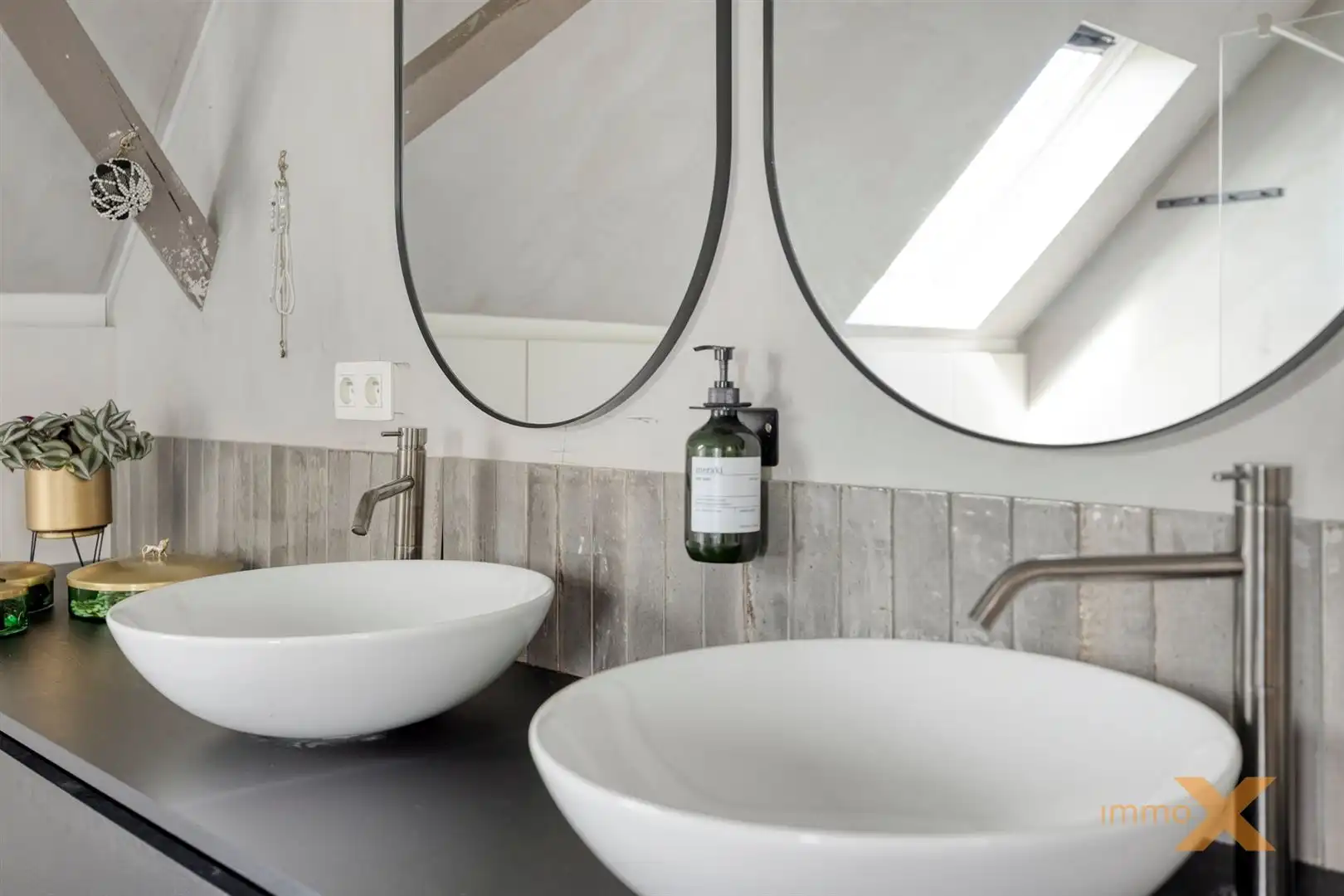 INSTAPKLARE HOEVEWONING MET STALLINGEN EN WEIDEN foto 27