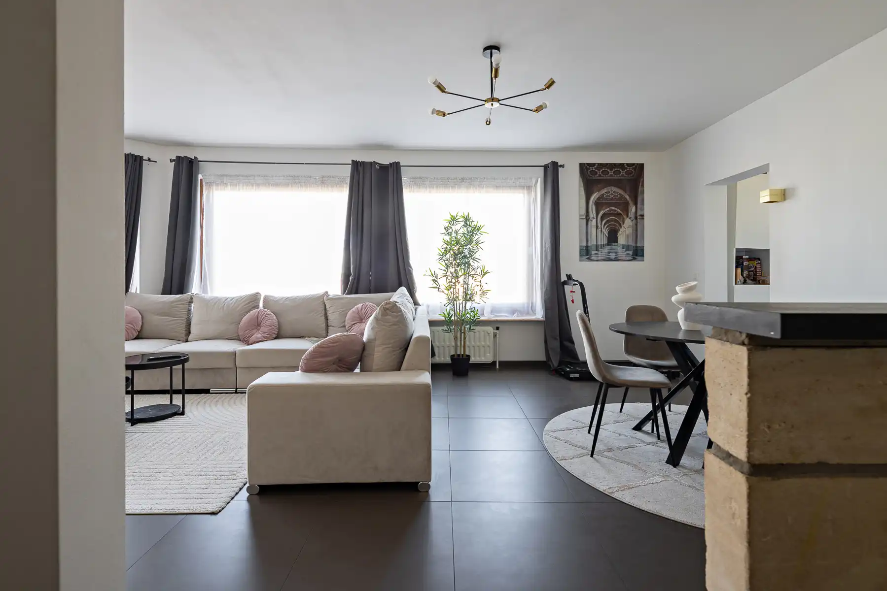 Gerenoveerd appartement met 2 slaapkamers foto 3