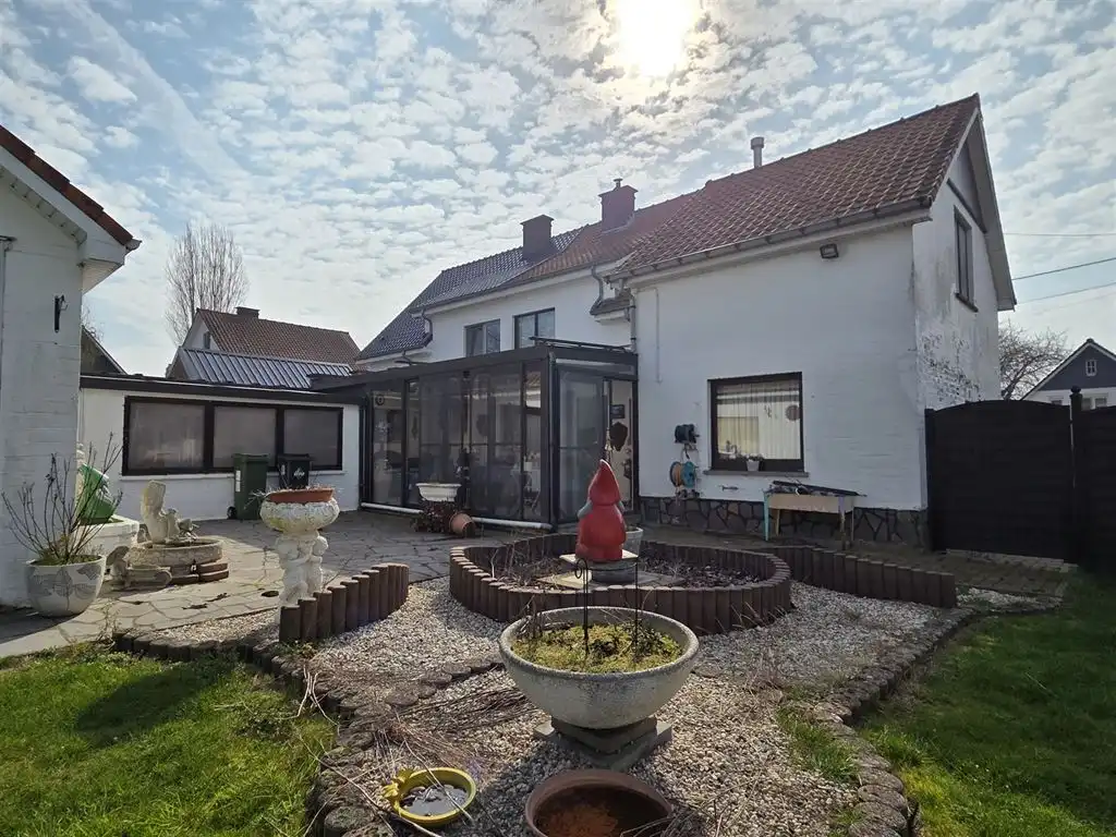 Ruime, op te frissen 3-gevelw met 4 slpks, gar en tuin foto 2