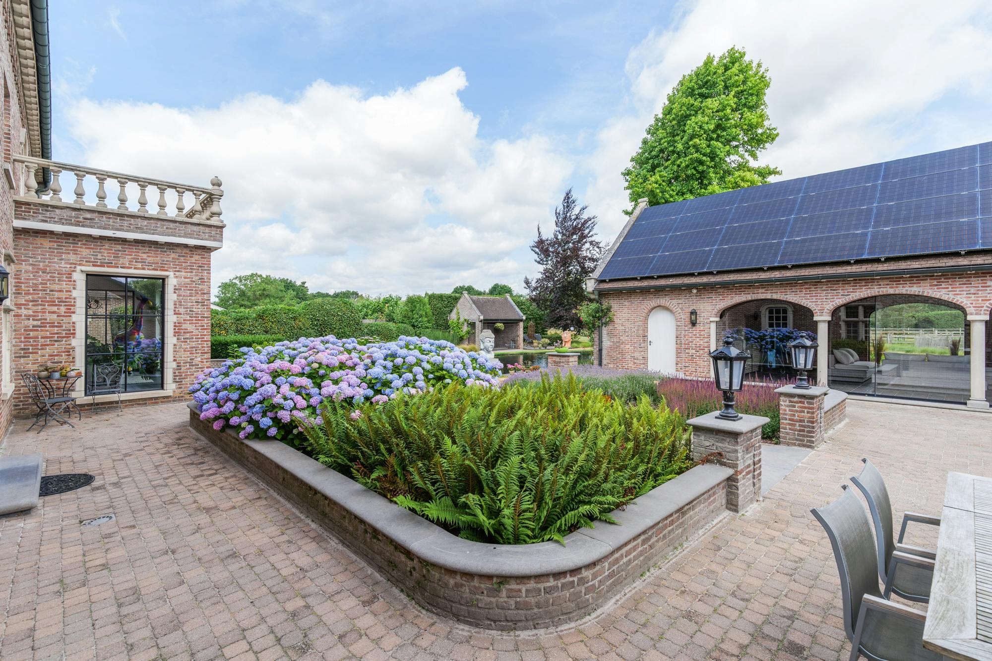 Villa met praktijkruimte en weilanden te koop in Geel foto 36