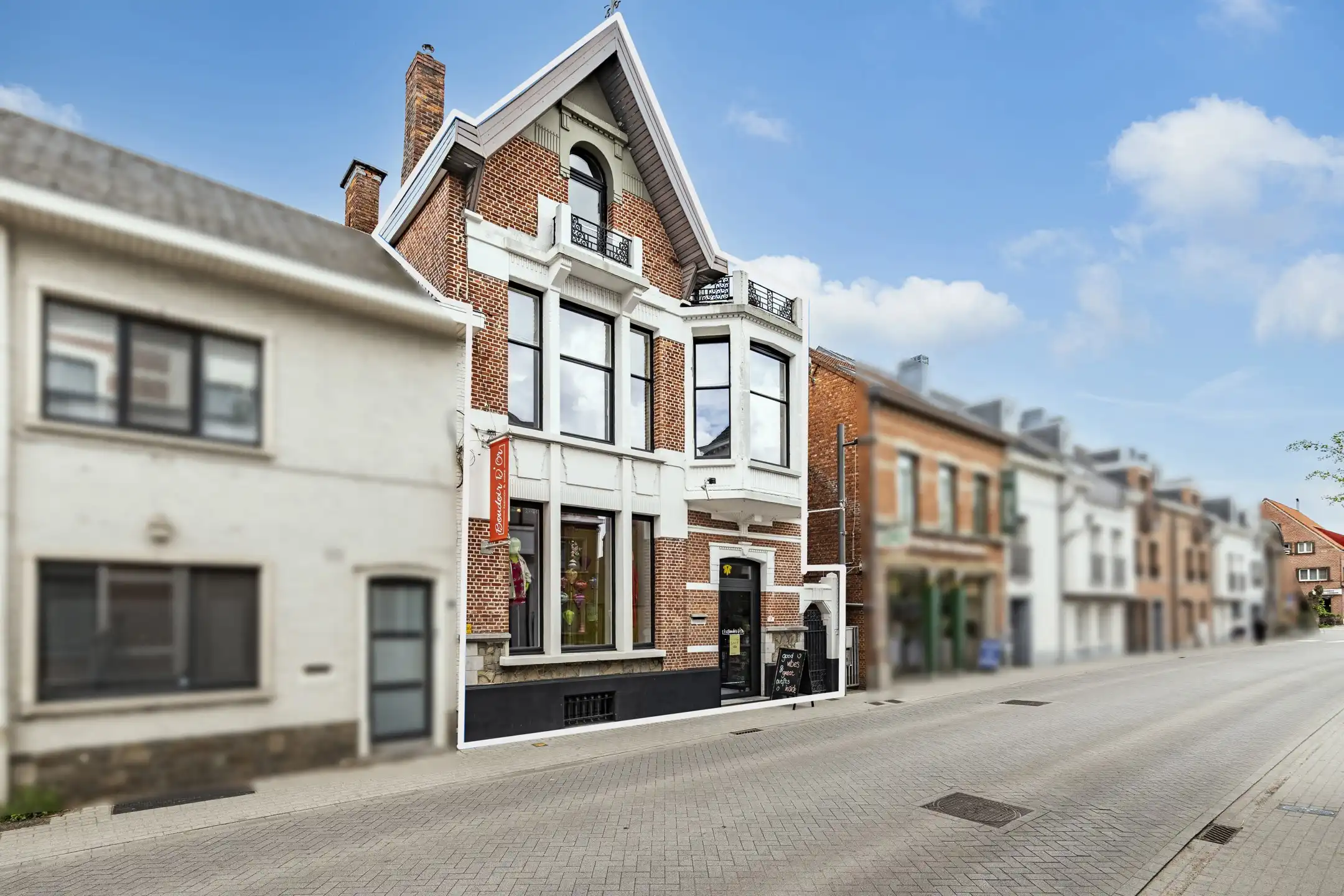 Authentiek handelspand met woonst in hartje Kasterlee foto {{pictureIndex}}