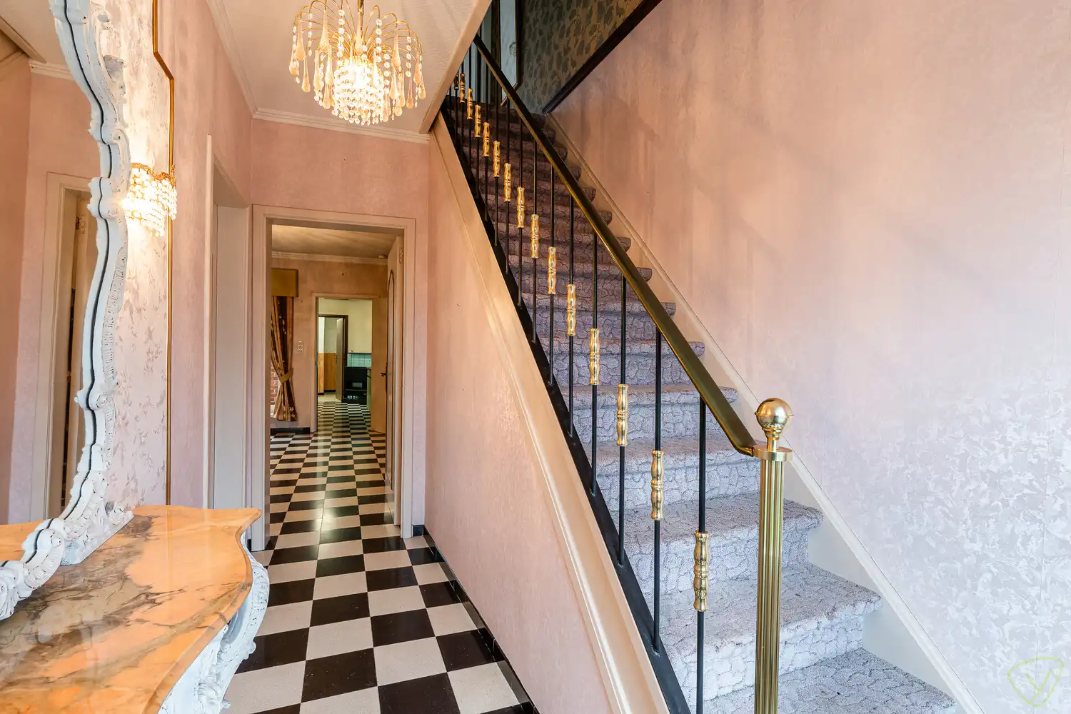 Ruime woning met een gunstige ligging te Eeklo! foto 2