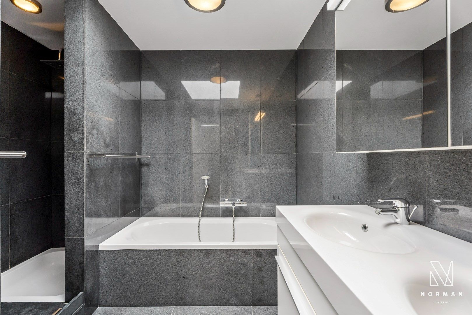 Instapklare & energiezuinige (EPC A) woning met 4 slpk - ideaal gelegen in Kortrijk foto 18