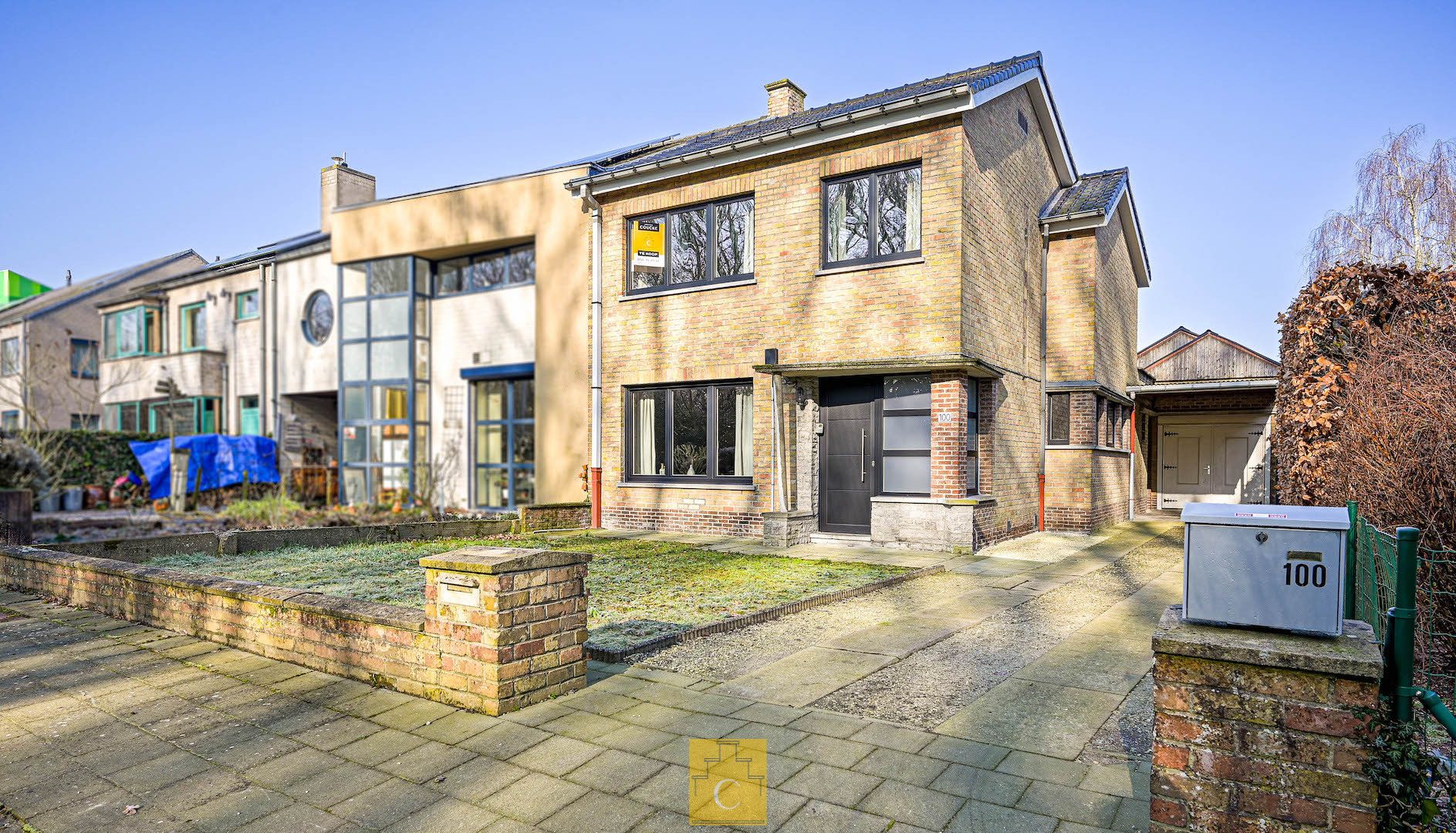 Halfopen bebouwing met grote tuin en prachtig uitzicht nabij Station foto 24