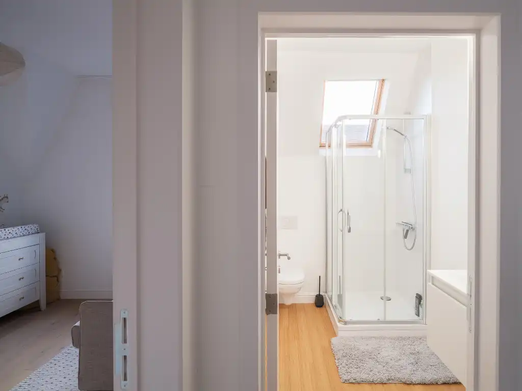 Karaktervolle gezinswoning met vier slaapkamers, twee badkamers en een mooi ingerichte buitenruimte foto 18
