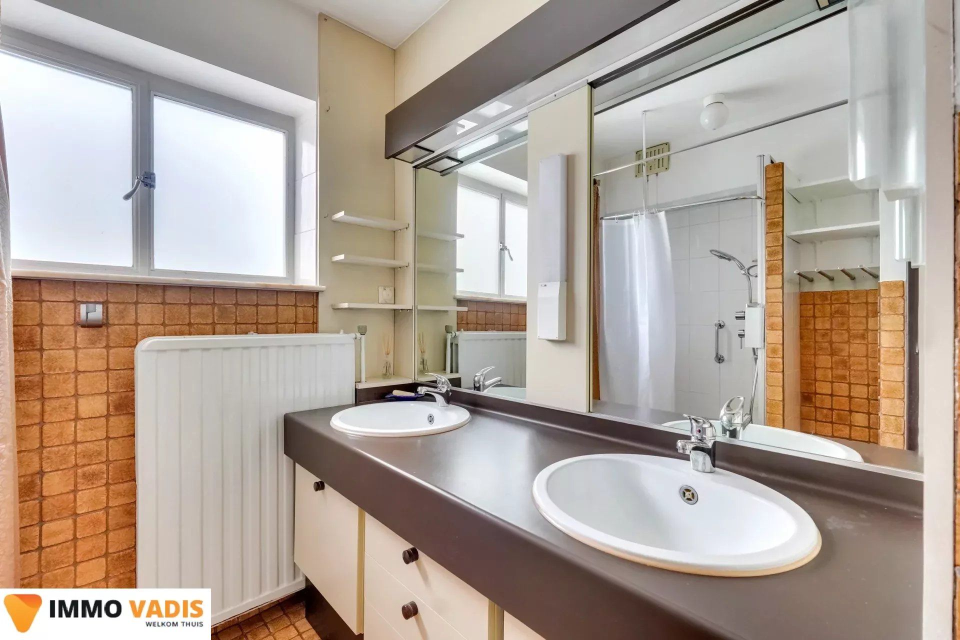 Te renoveren woning met  garage en mooie tuin foto 15