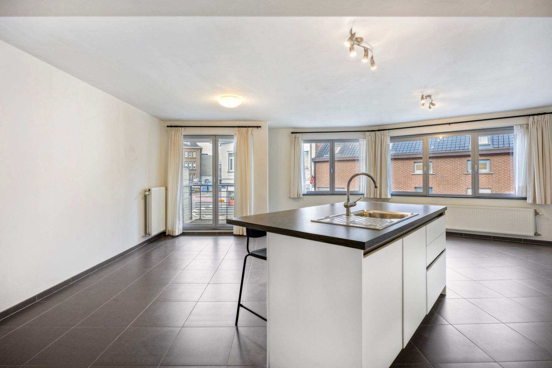 Instapklaar appartement met 2 kamers, staanplaats en terras foto 3