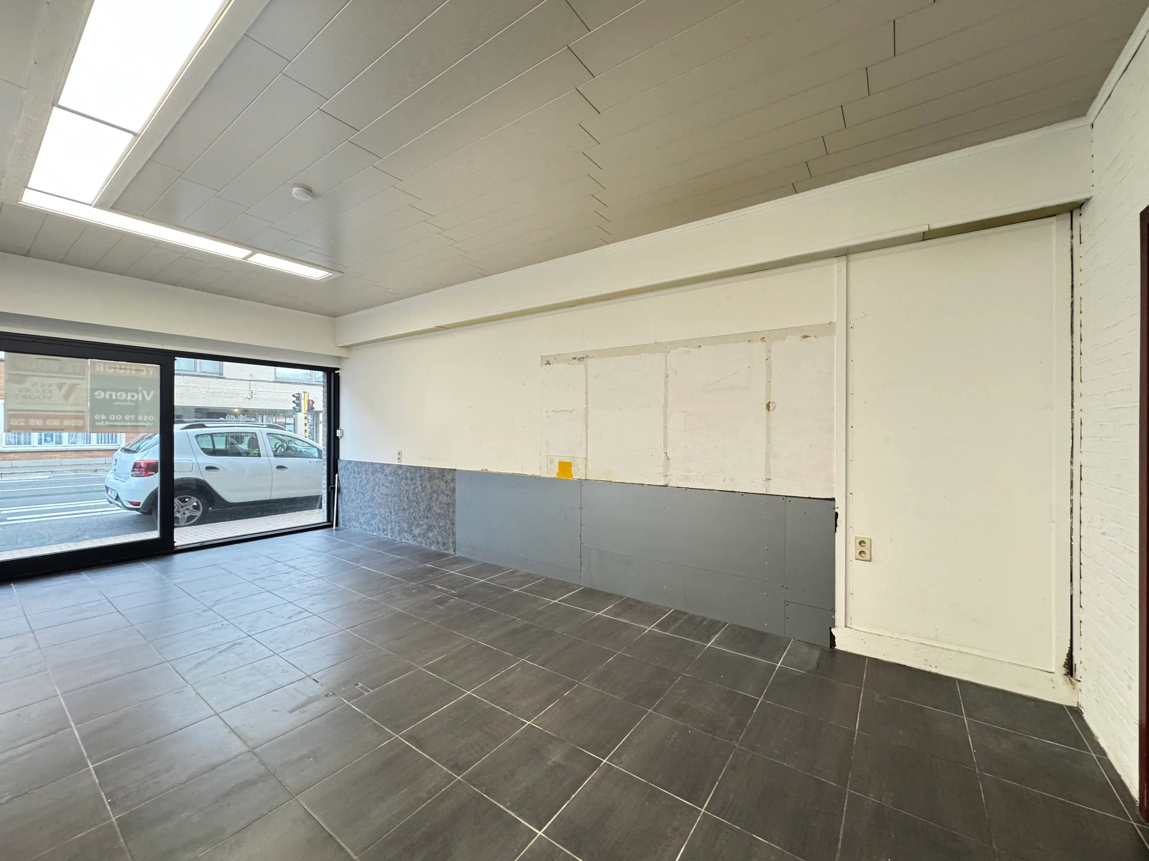 Handelsgelijkvloers 60m² aan drukke invalsweg Oostende foto 3