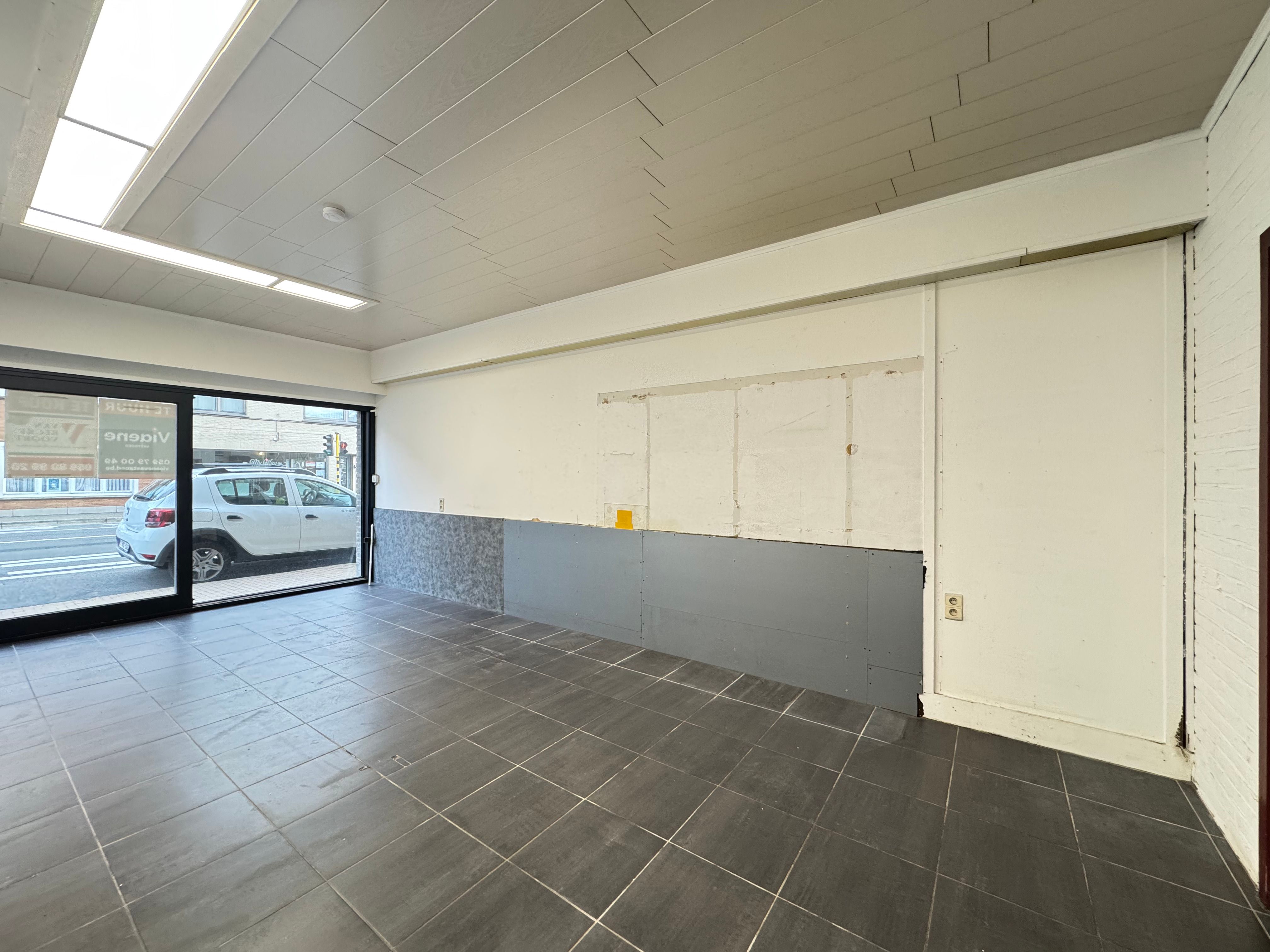 Handelsgelijkvloers 60m² aan drukke invalsweg Oostende foto 3