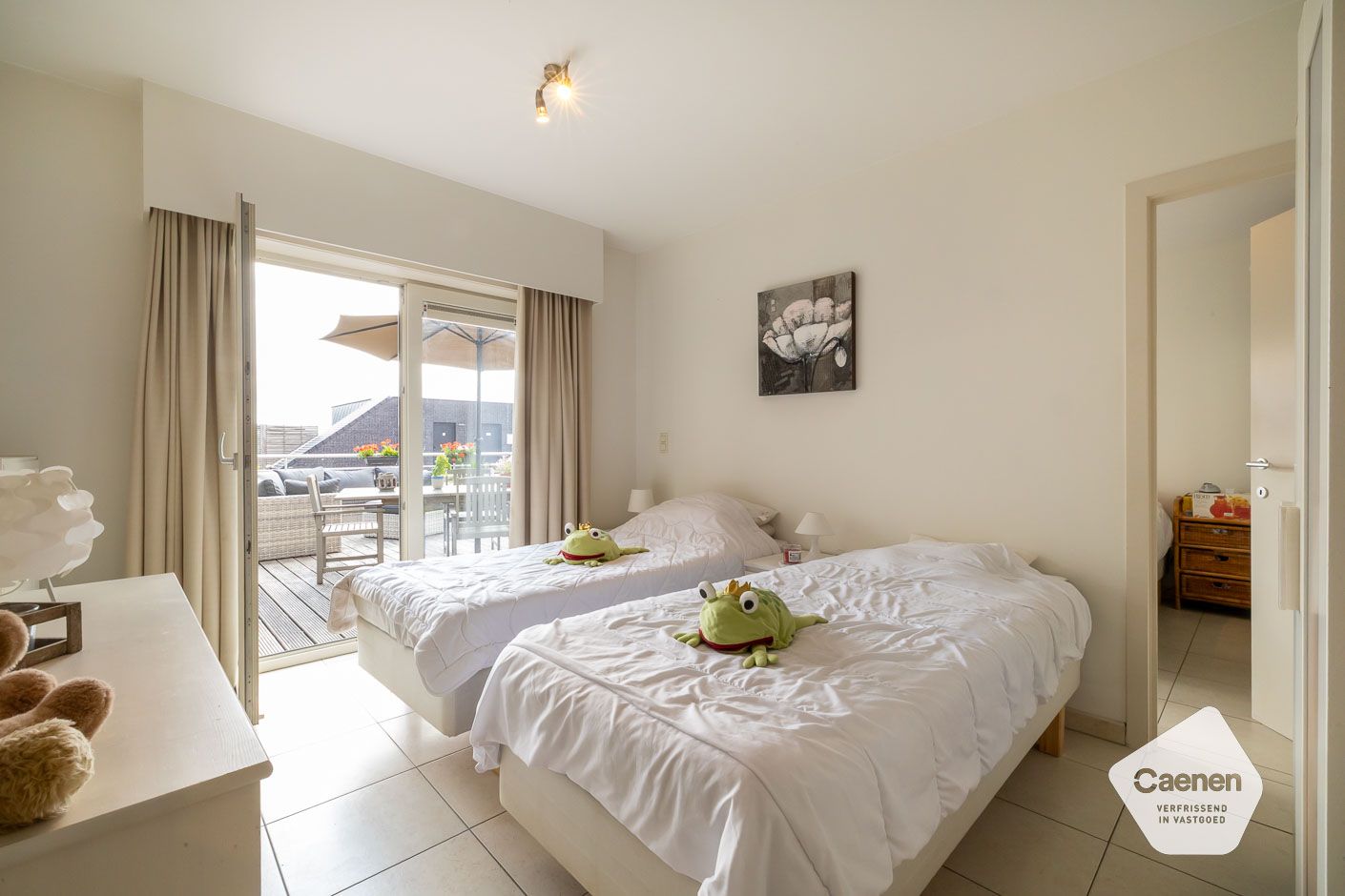 🌊 Te koop: Gelijkvloers appartement met 2 slaapkamers + slaaphoek met uitzonderlijk groot terras – vlak bij zee! foto 12