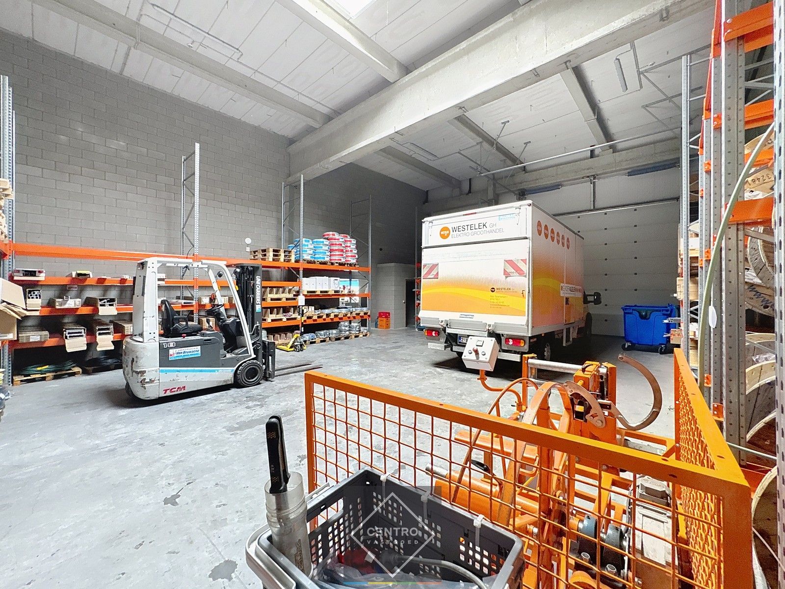 Instapklare OPSLAGRUIMTE (177m² ) met toilet en hoge sectionaalpoort (gemakkelijk toegankelijk met grote vrachtwagens). Op industriezone "Herdersbrug" te Brugge. foto 2