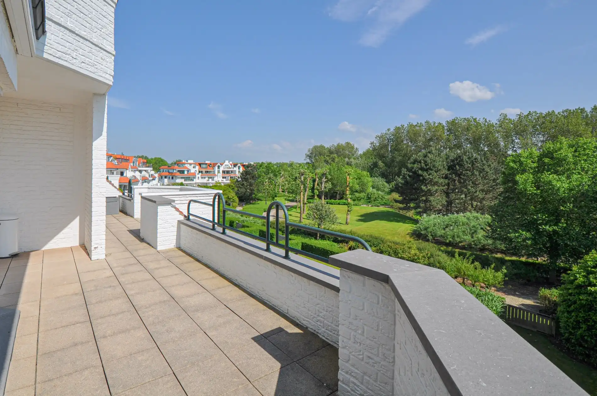 Subliem hoekappartement met ruime terrassen gelegen in het prestigieuze domein Tennis Garden. foto 4