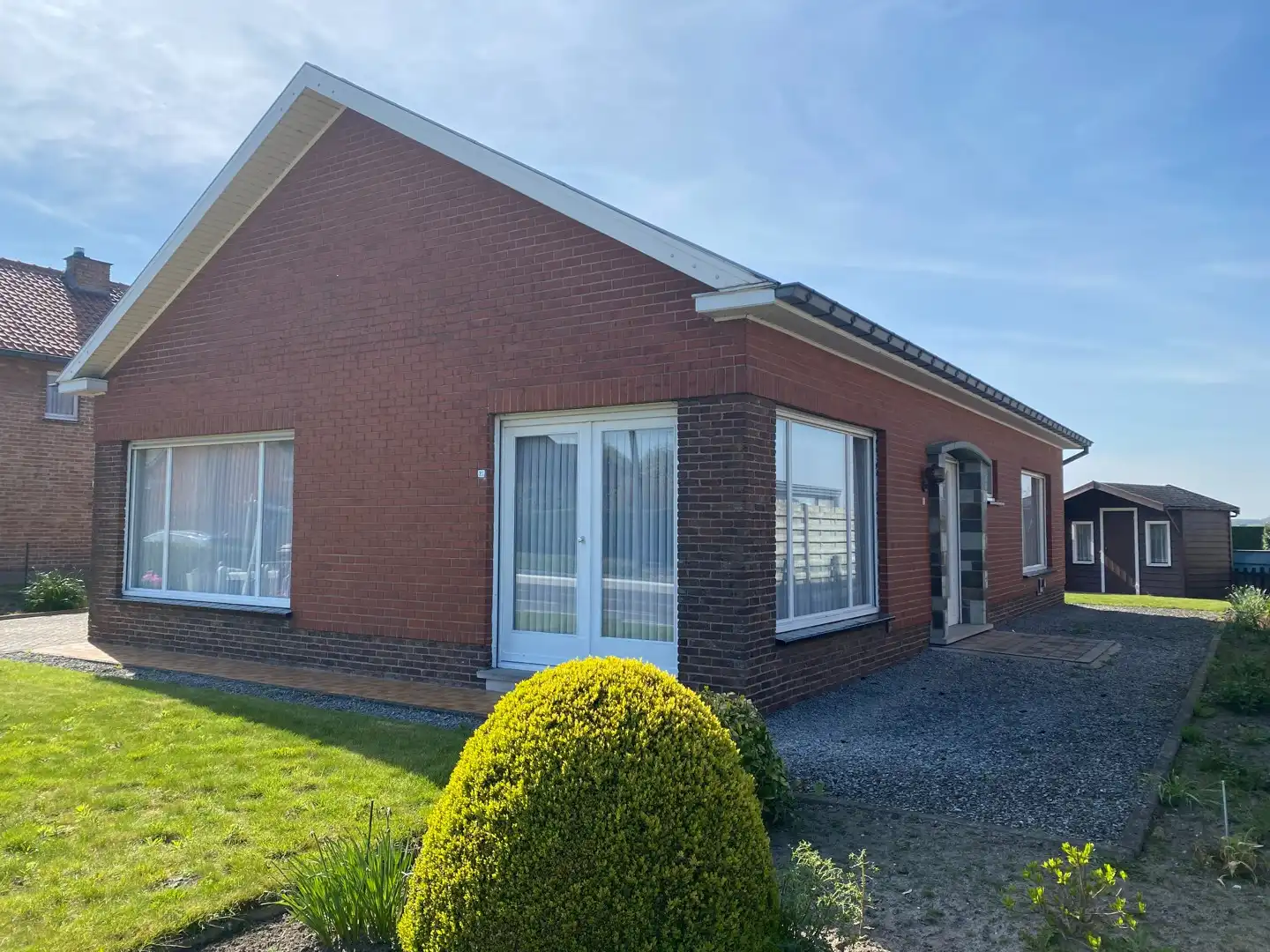 Authentieke bungalow met inpandige garage en grote tuin foto 2