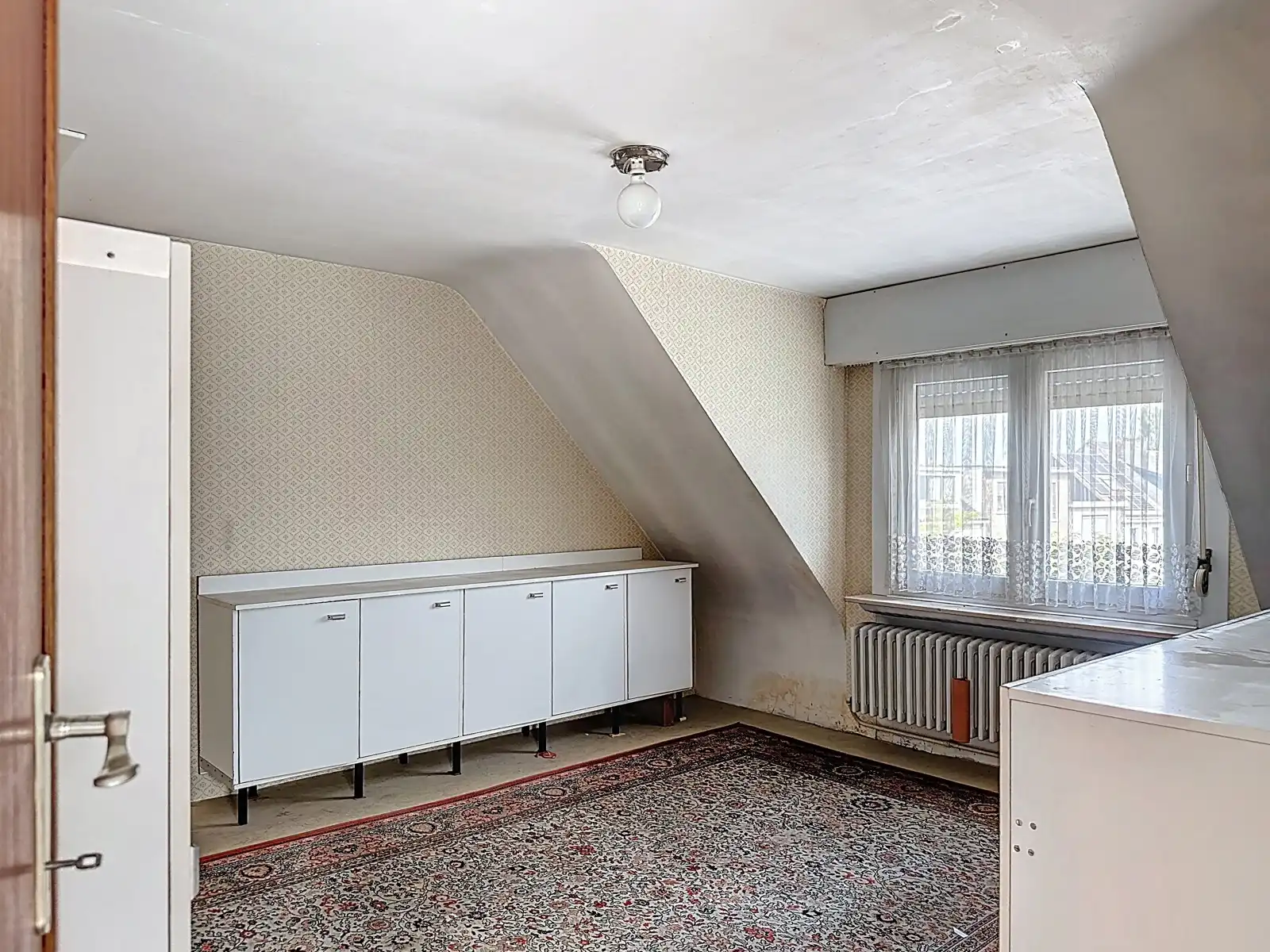 Centraal gelegen, te verbouwen woning. foto 26