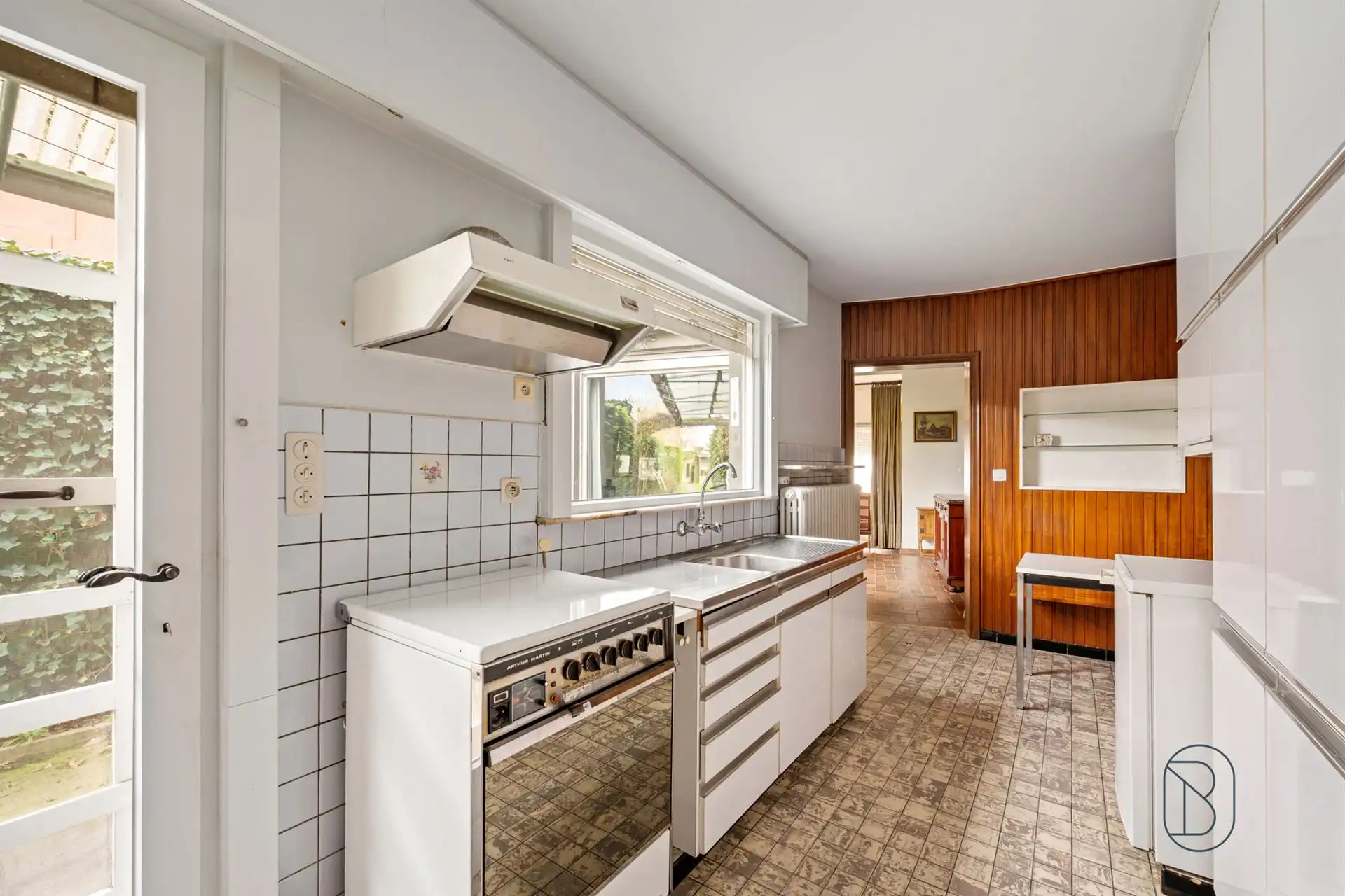 Goedgelegen woning met grote zongerichte tuin en garage foto 14