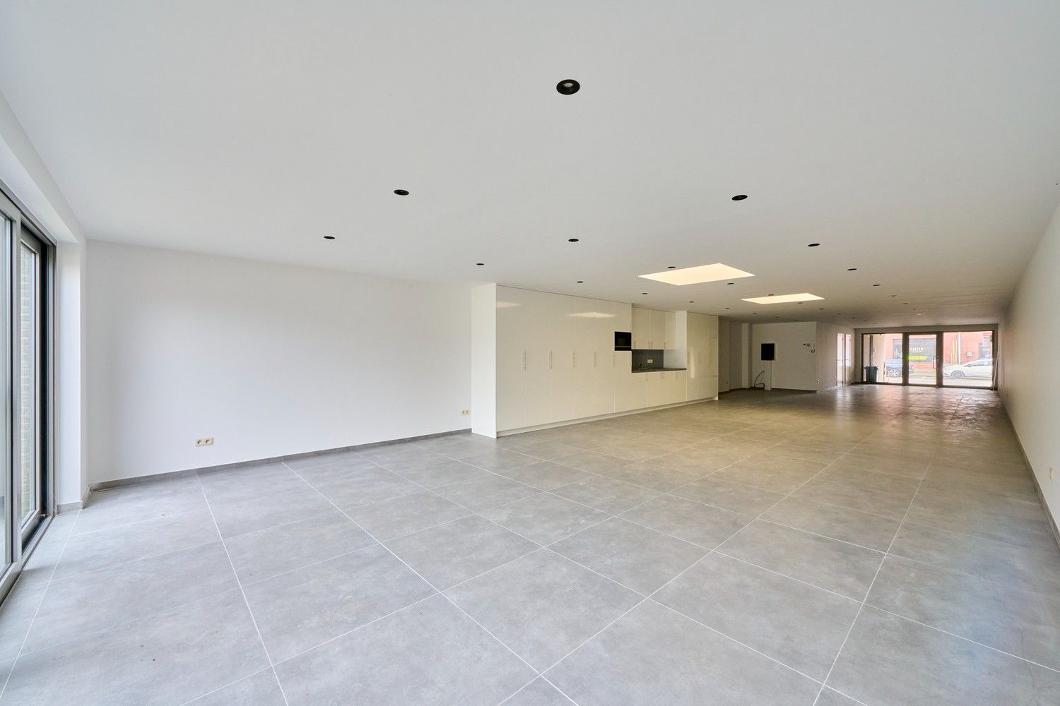 Gunstig gelegen heel ruim, fraai afgewerkte, handelsruimte met afzonderlijk toegankelijke woonstgelegenheid (triplex appartement) foto 6