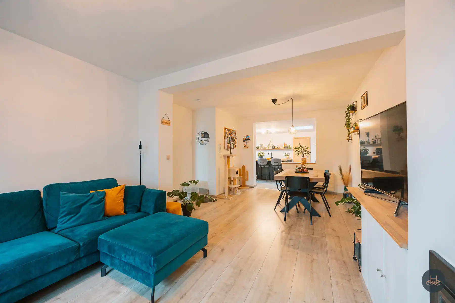 Charmante, halfopen, gerenoveerde woning met 3 staanplaatsen foto 8