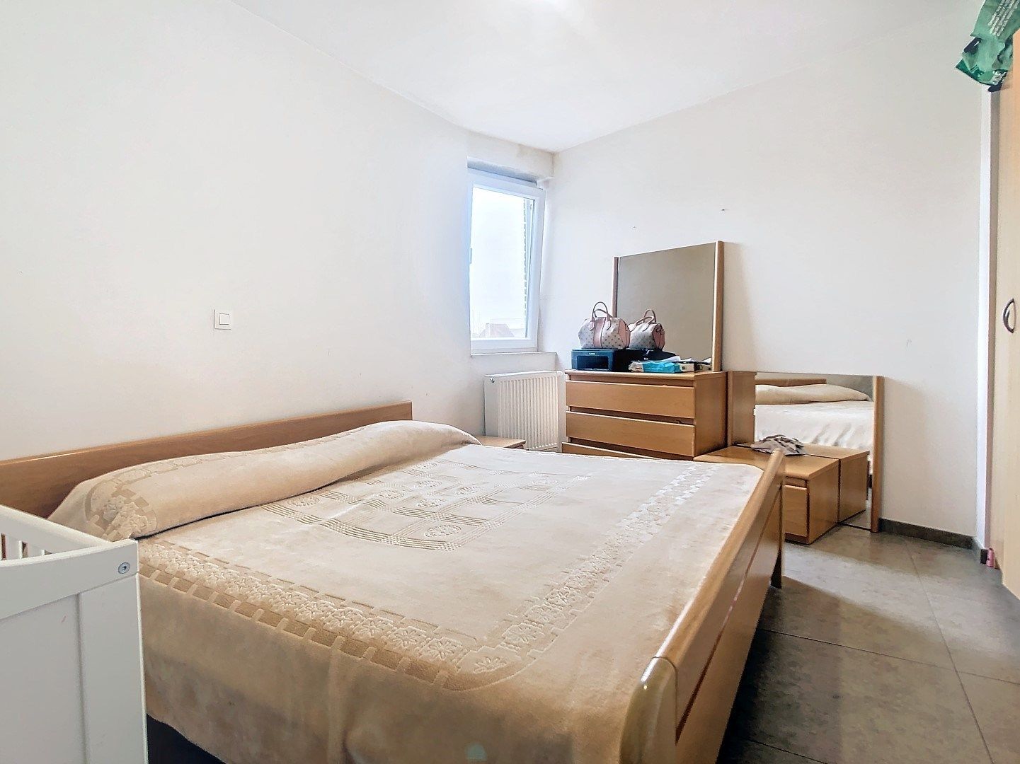 Recent appartement met 2 slaapkamers én overdekte parkeerplaats op het marktplein te Oostnieuwkerke foto 4