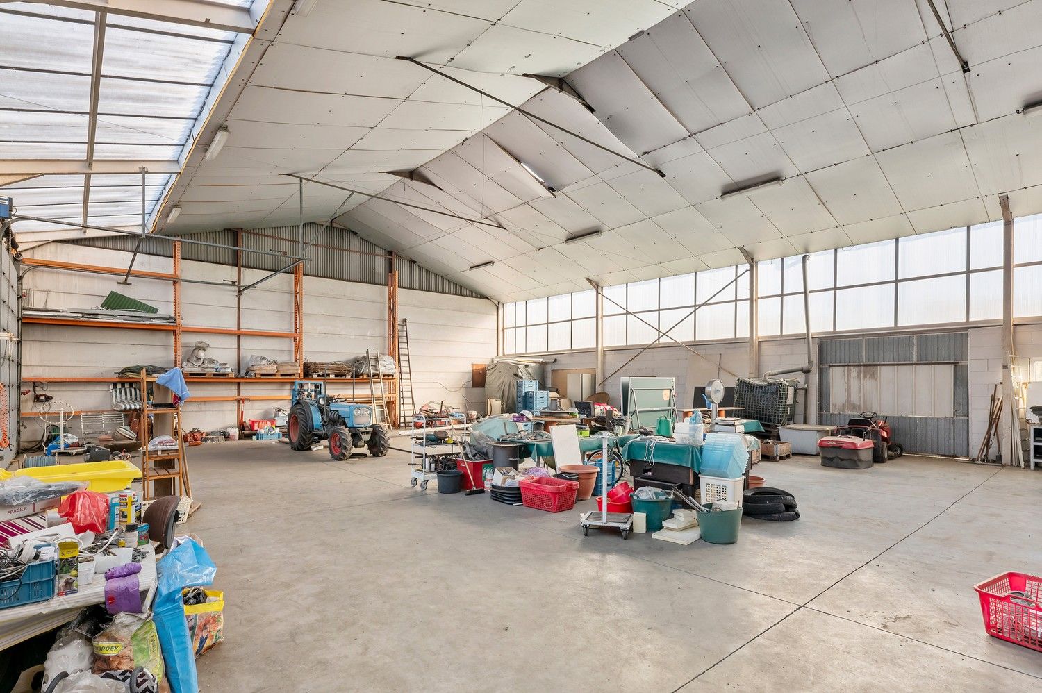 Ruime open bebouwing met loods en garages op ca. 1,7 ha – landelijke ligging in agrarisch gebied. foto 15