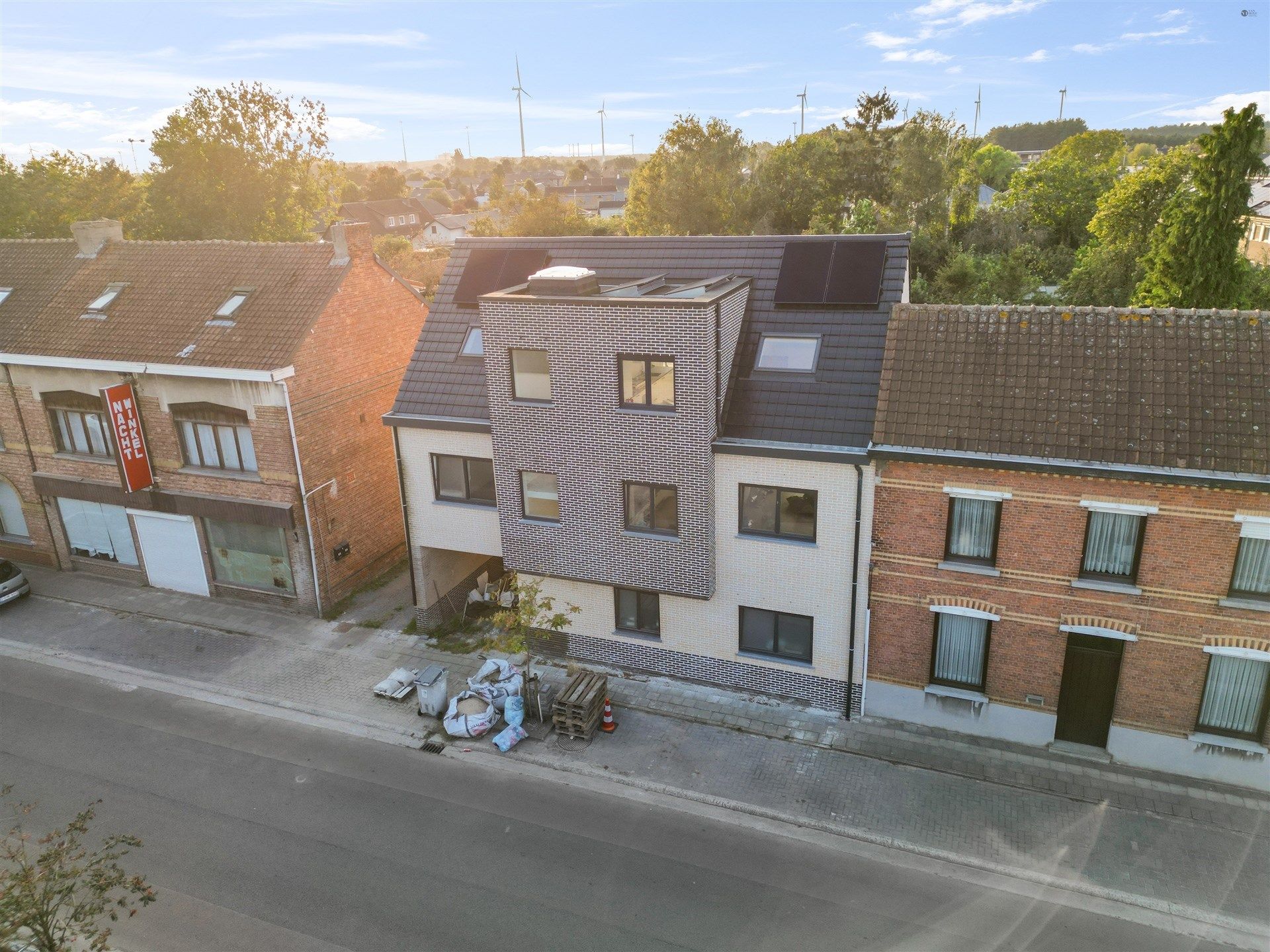 Nieuwbouw appartementsblok van 3 appartementen en 4 garageboxen foto {{pictureIndex}}