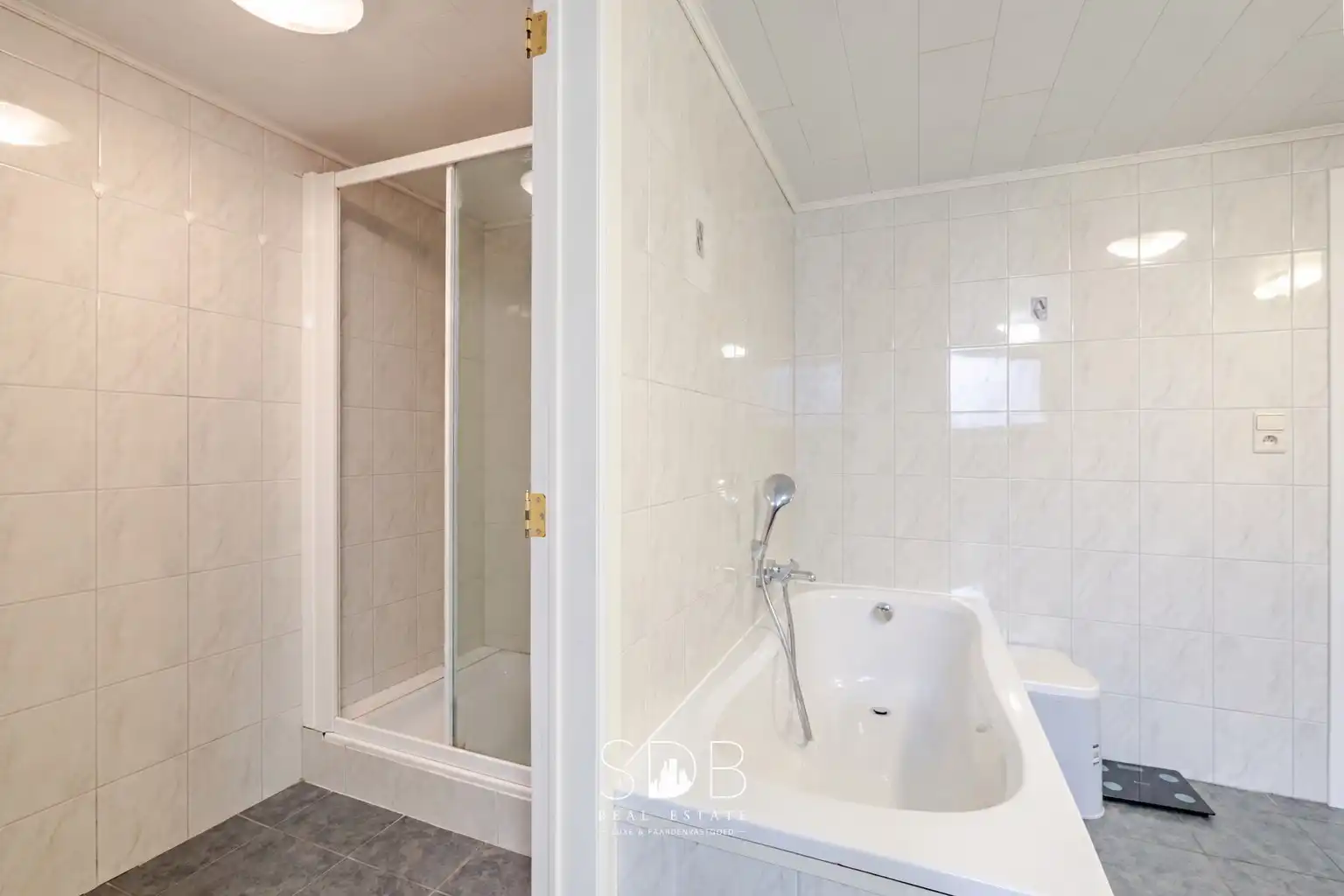 Hedendaagse woning met hippische accommodatie op 17.782m² foto 9