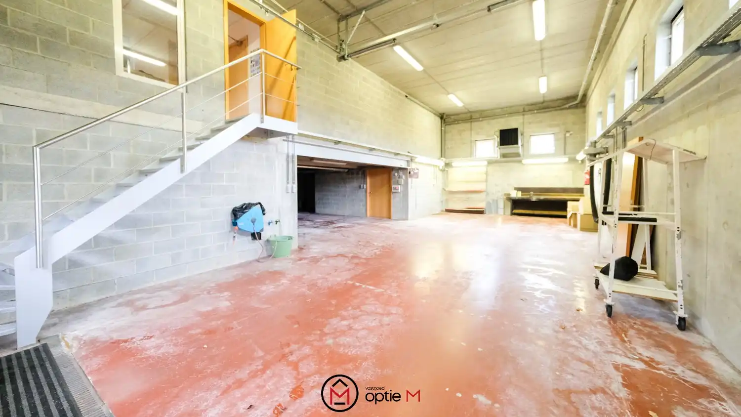 Bedrijfspand met woonst te huur – ruime hal, werkplaats en appartement met 3 slaapkamers foto 6