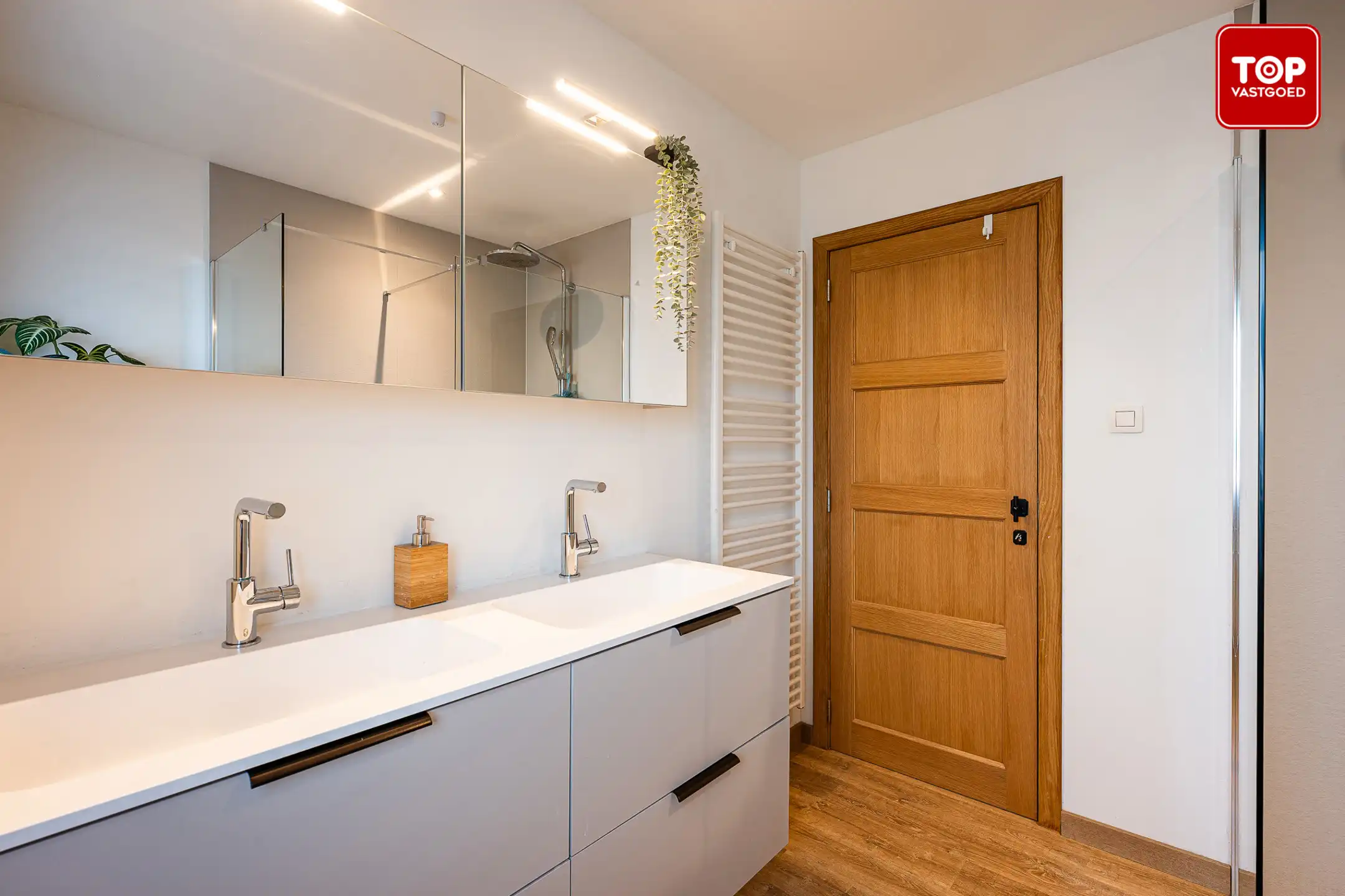 Karakteristieke woning  met 3 slaapkamers en 2 badkamers op riant perceel. foto 23