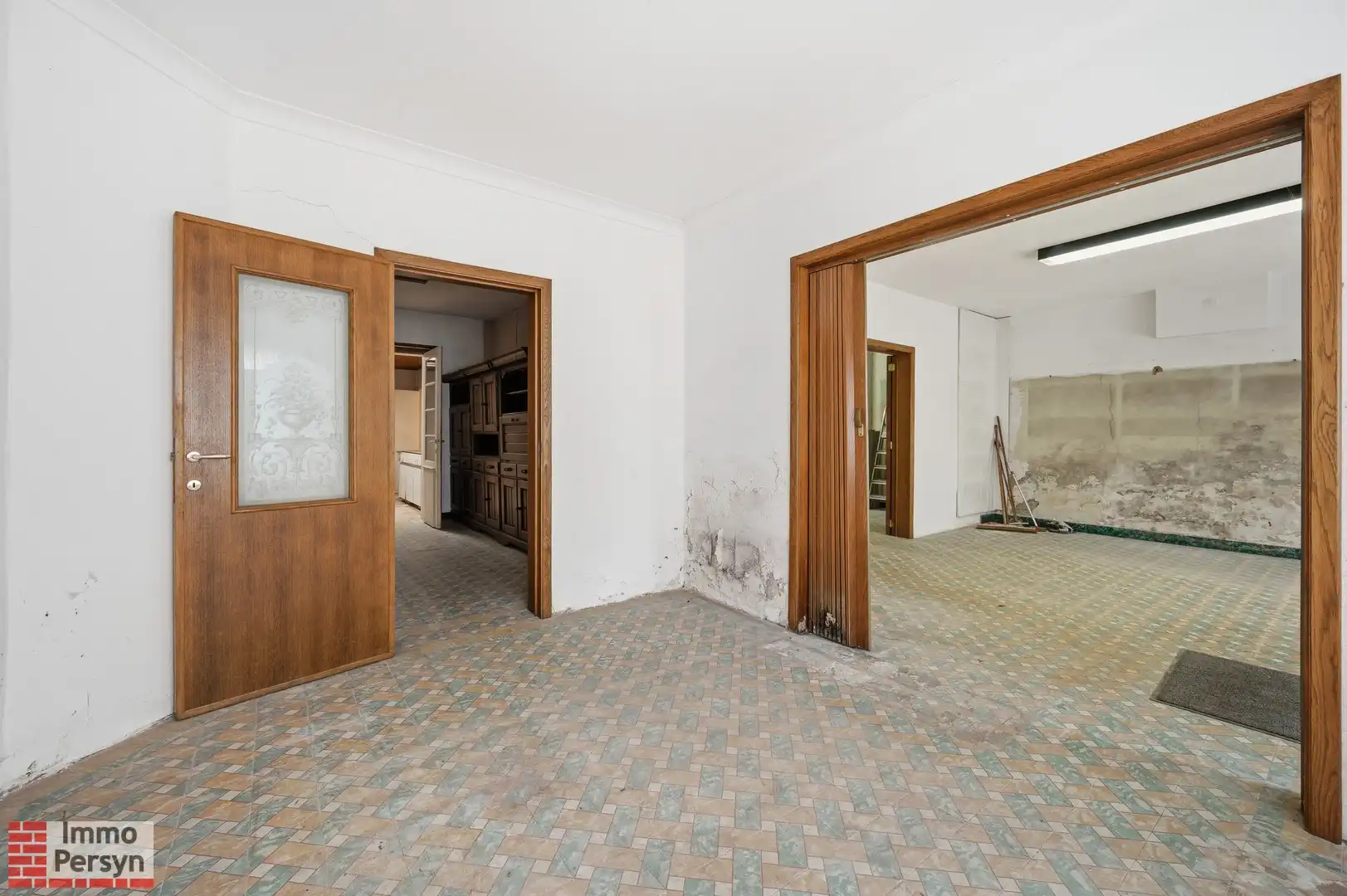 Te renoveren woning met zuidtuin en achteringang met garages foto 4