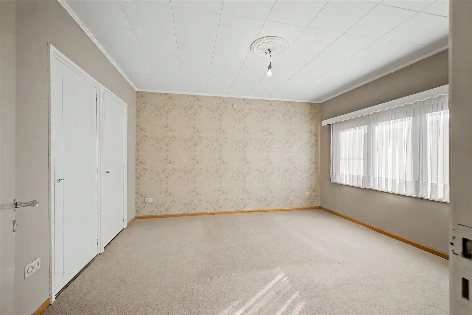 Uitstekend gelegen halfopen bebouwing met ruime oprit, 3 slaapkamers en uitgestrekte tuin foto 13