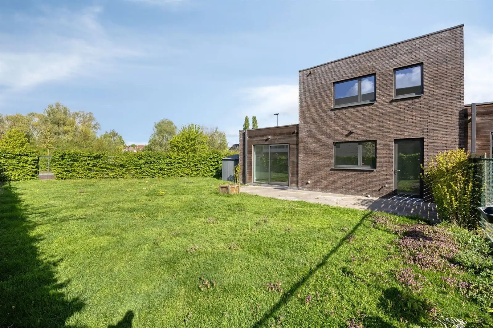 Recente 3-gevelwoning met 3 slaapkamers, tuin en garage foto 3