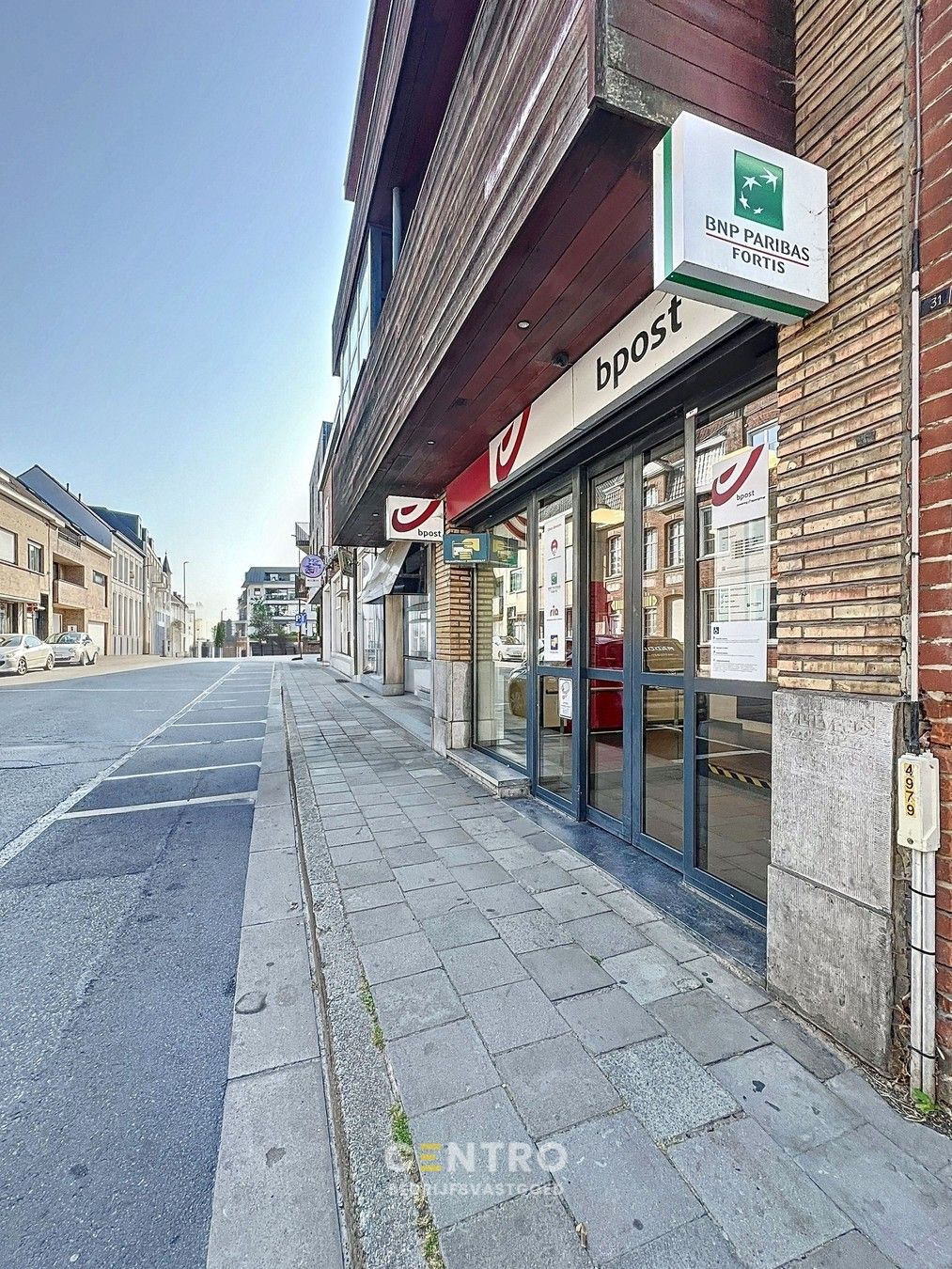 Veelzijdig pand bestaande uit RUIME woning met kantoor/praktijk/winkelruimte (267m²) + VERHUURD handelsgelijkvloers (238m²) op COMMERCIËLE ligging te Tielt! foto 34