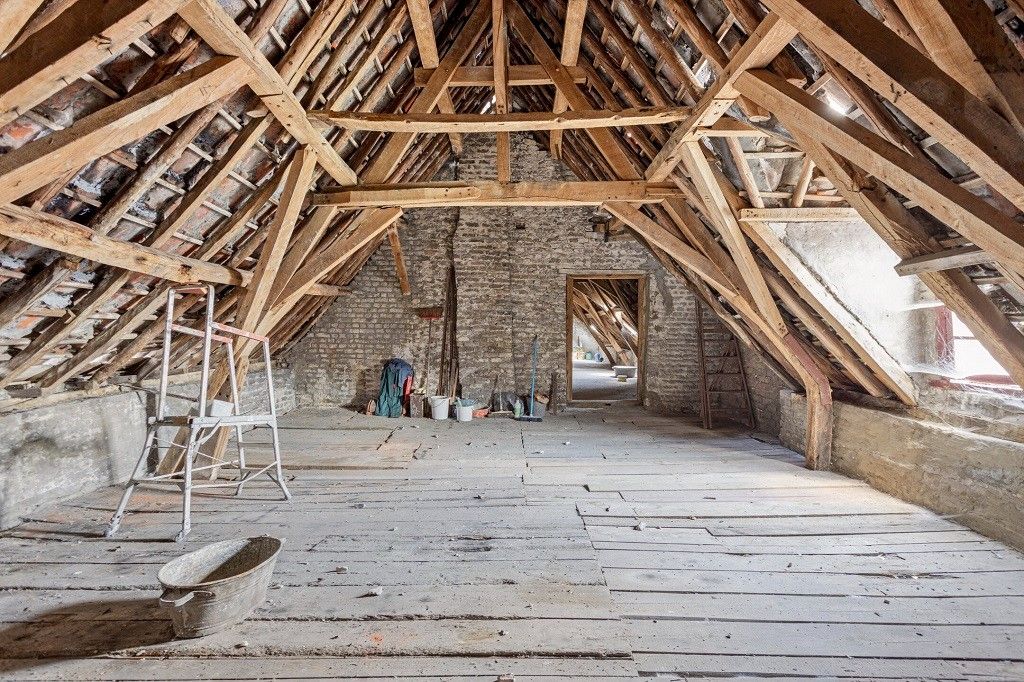 VEURNE: Historisch gebouw (reeds vermeld begin 15de eeuw, verbouwd in 1716) met meerdere garages pal in het centrum van Veurne op 673m² grondoppervlakte. foto 18