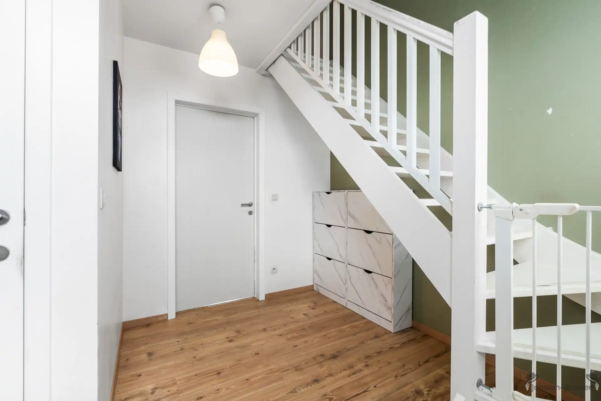 Moderne gezinswoning op een perceel van 6.940 m² met paardenaccommodatie foto 2
