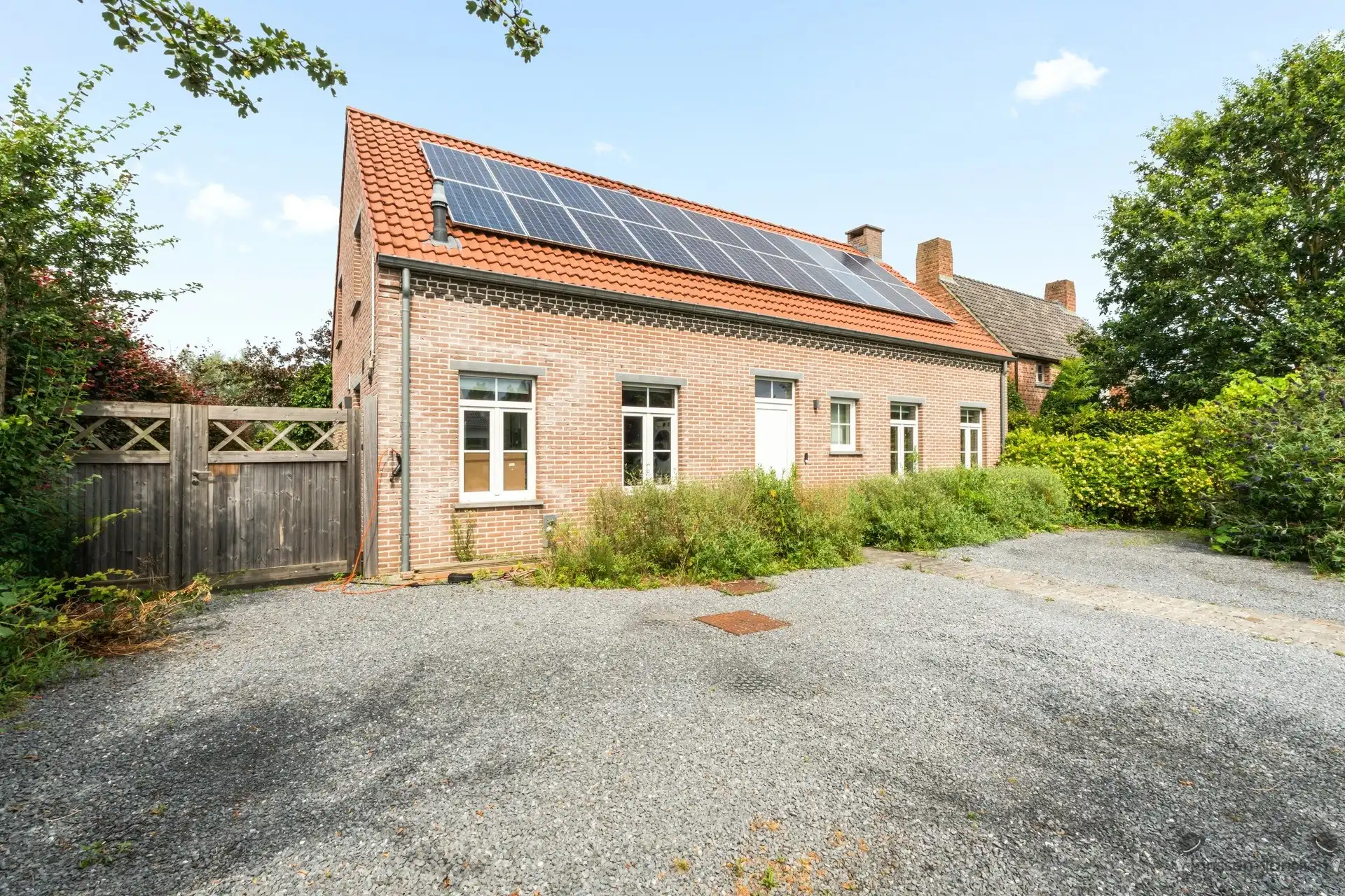 Moderne gezinswoning op een perceel van 6.940 m² met paardenaccommodatie foto 2