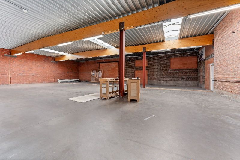 Ruime handelsruimte met loods- of opslagmogelijkheden foto 6