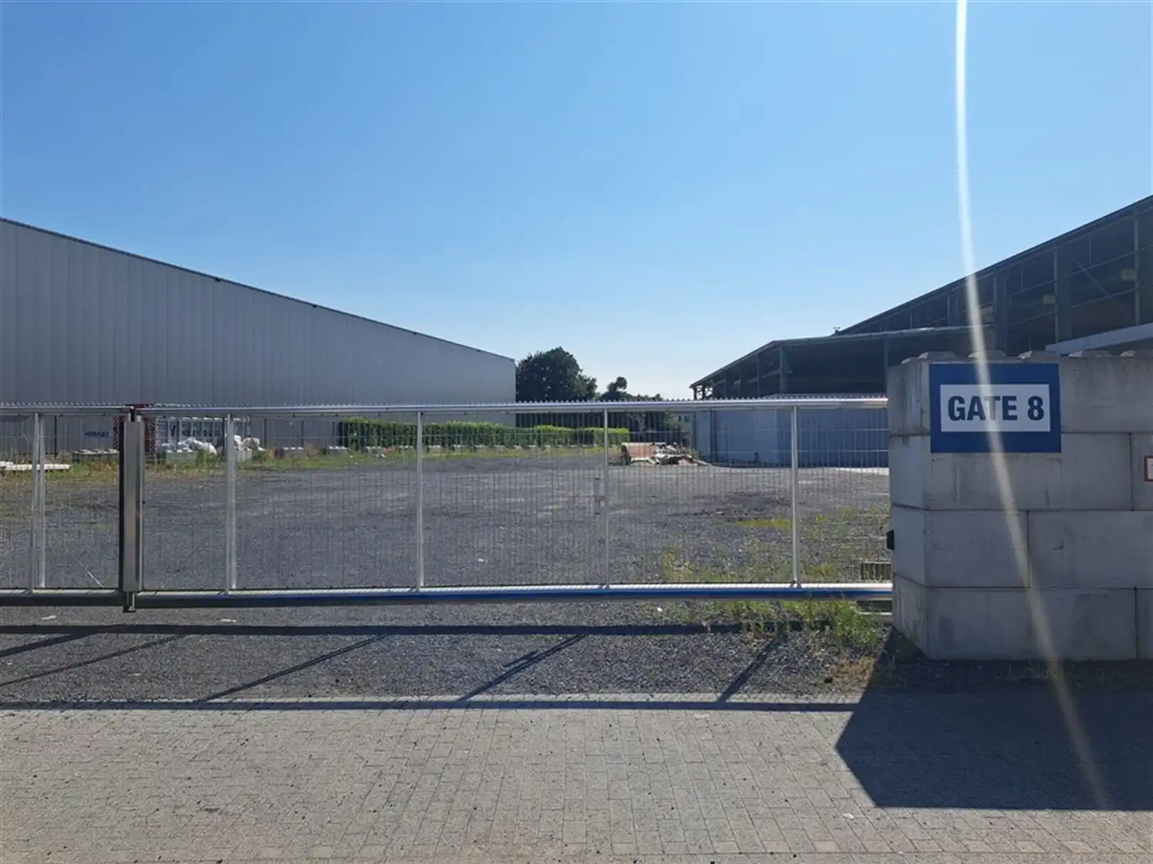 Semi-industrieel bedrijfsgebouw met laad-en loskades en rolbruggen foto 8