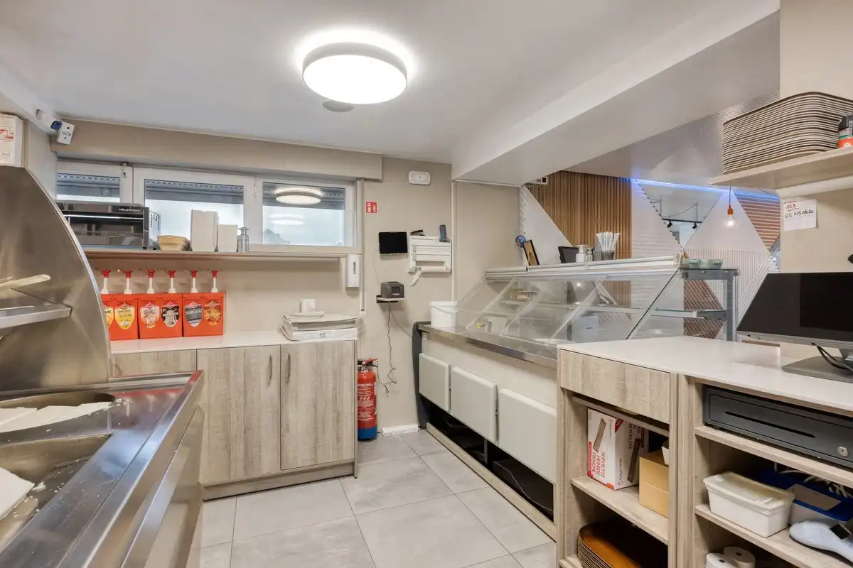 Opbrengsteigendom met handelspand en 3 appartementen te koop in Heverlee op een super ligging! foto 8