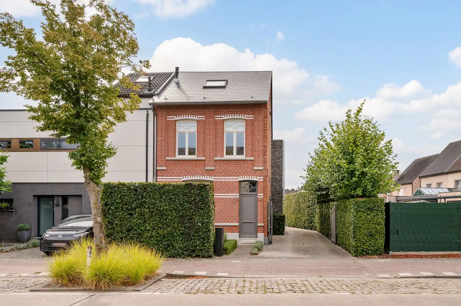 Halfopen woning op toplocatie met zwemvijver en garage. foto 2