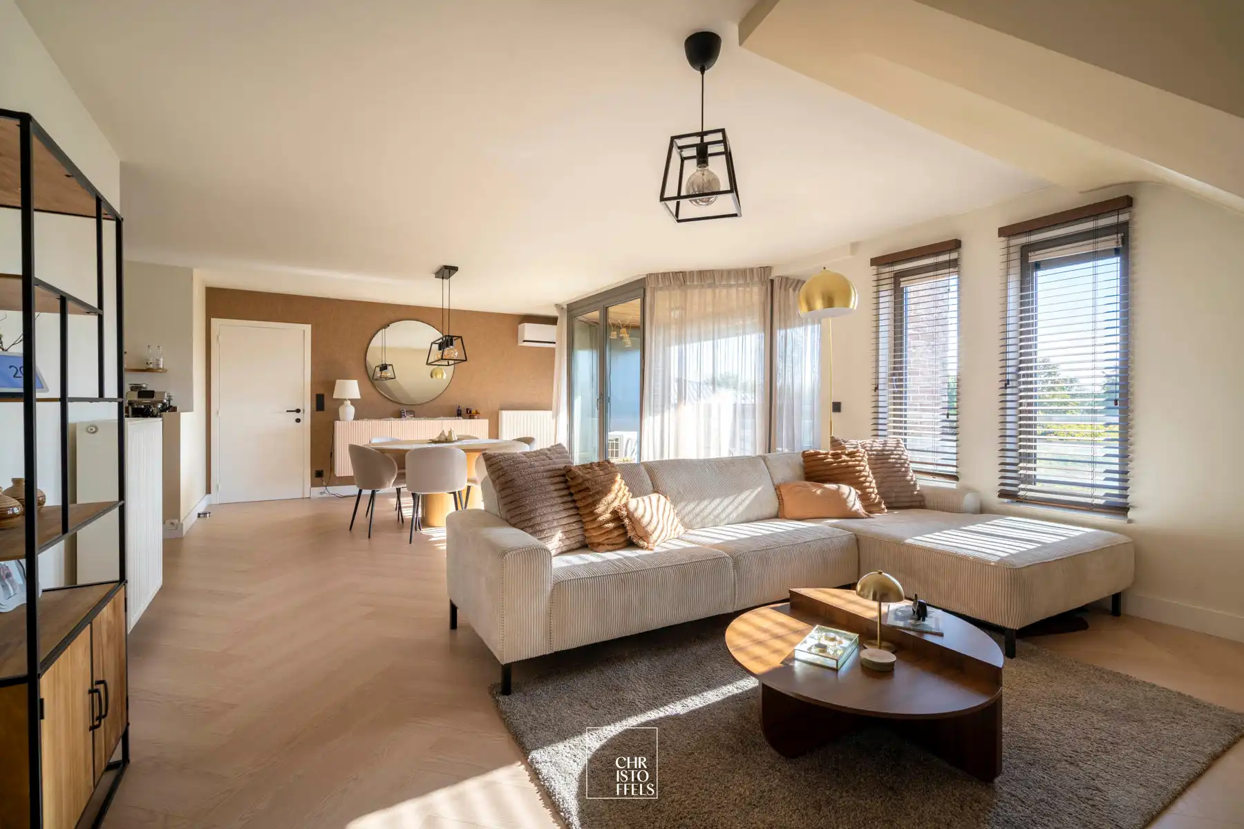 Stijlvol gerenoveerd 2-slaapkamerappartement (101m²) met garagebox in Lanaken!  foto 4