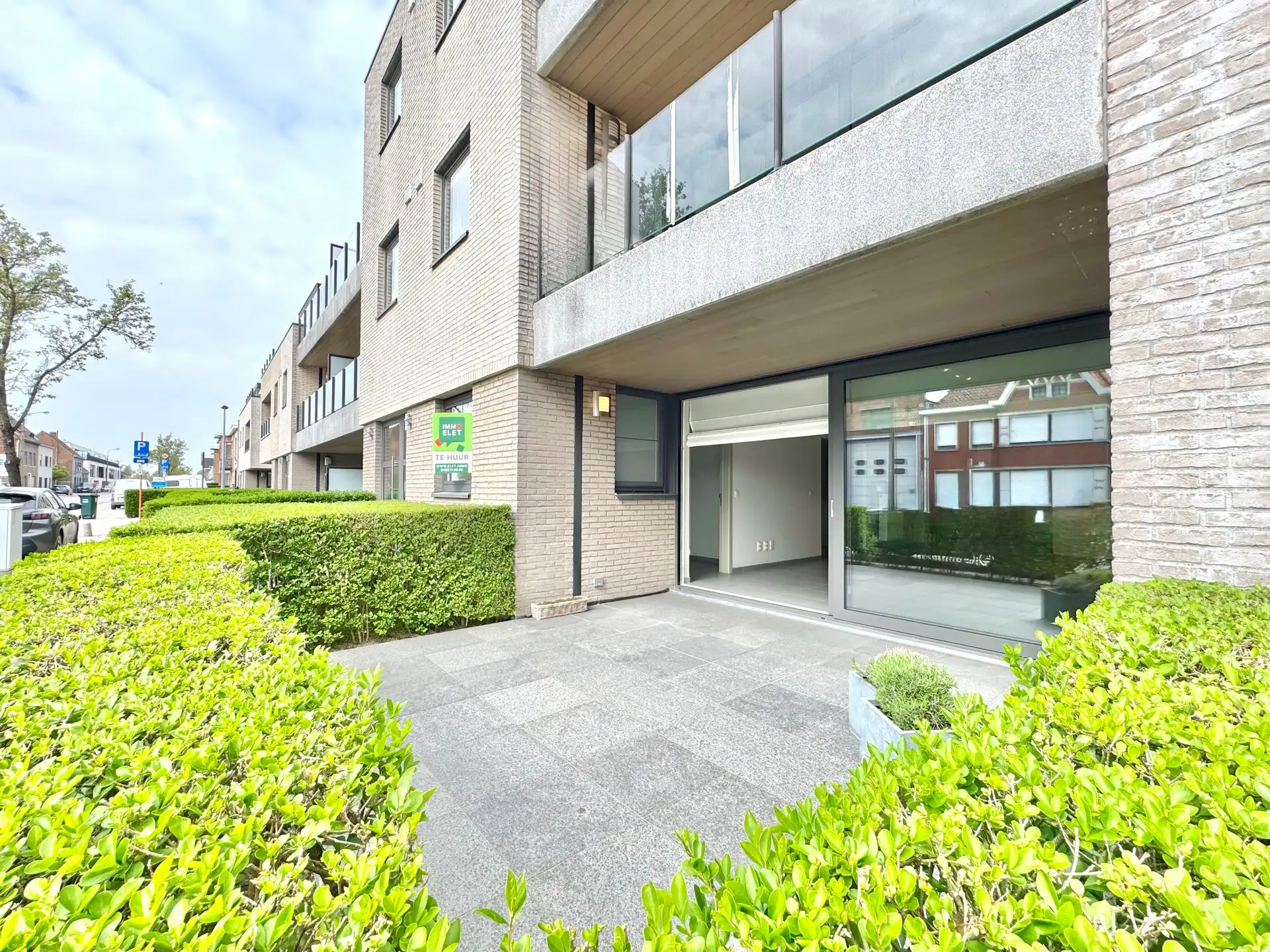 GELIJKVLOERS APPARTEMENT | VOOR- EN ACHTERTUIN | 2 KAMERS | GARAGE | 140 M² foto {{pictureIndex}}