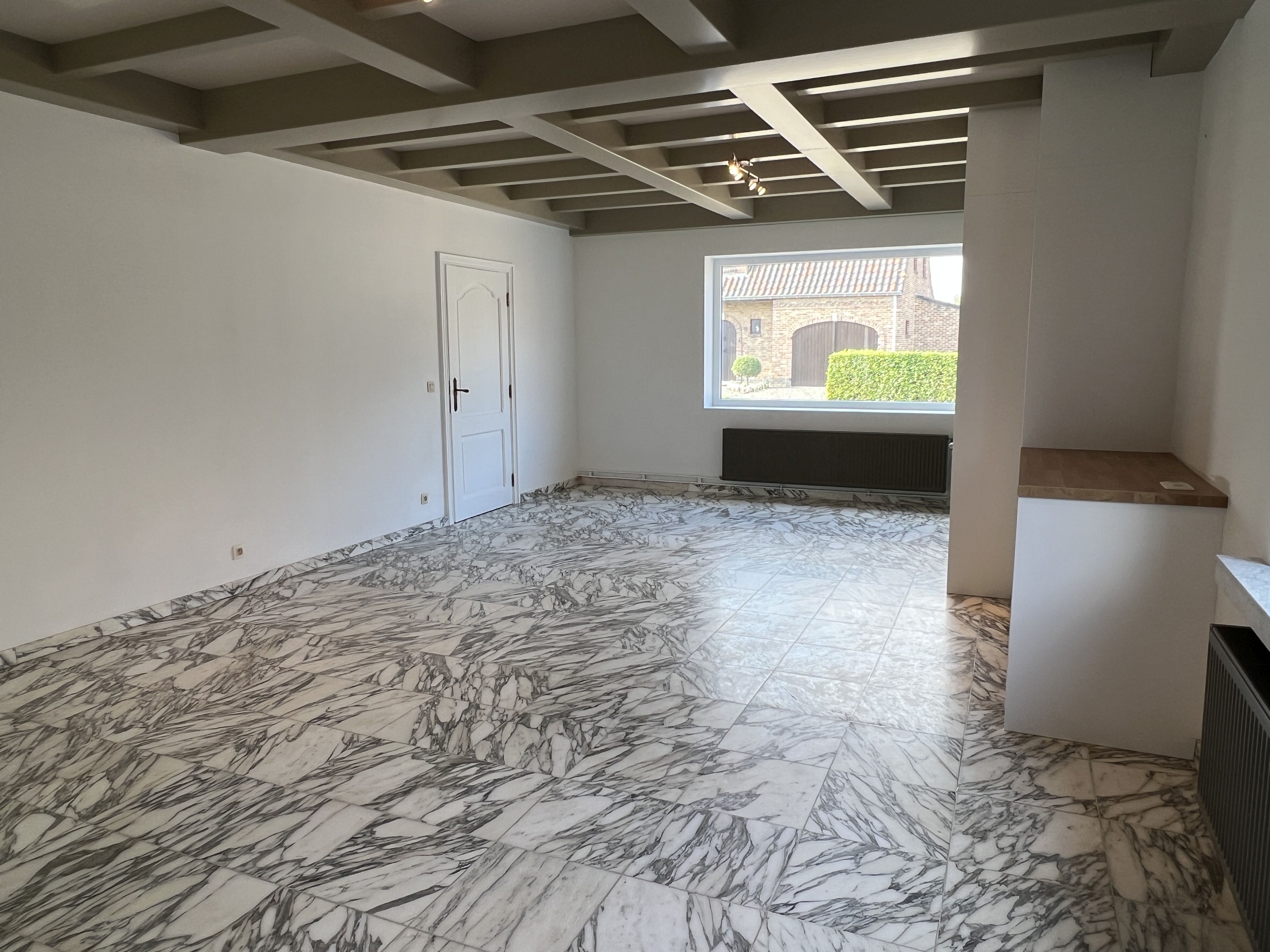 Volledig gerenoveerde energiezuinige driegevelwoning met 4 slaapkamers en tuin. foto 3