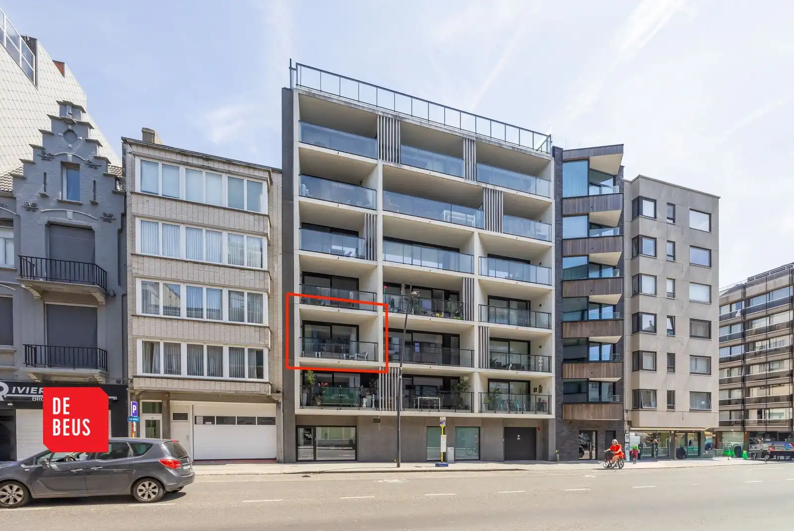 "Stijlvol appartement te koop in Oostende - moderne luxe met 2 slaapkamers en een ruime woonkamer" foto {{pictureIndex}}
