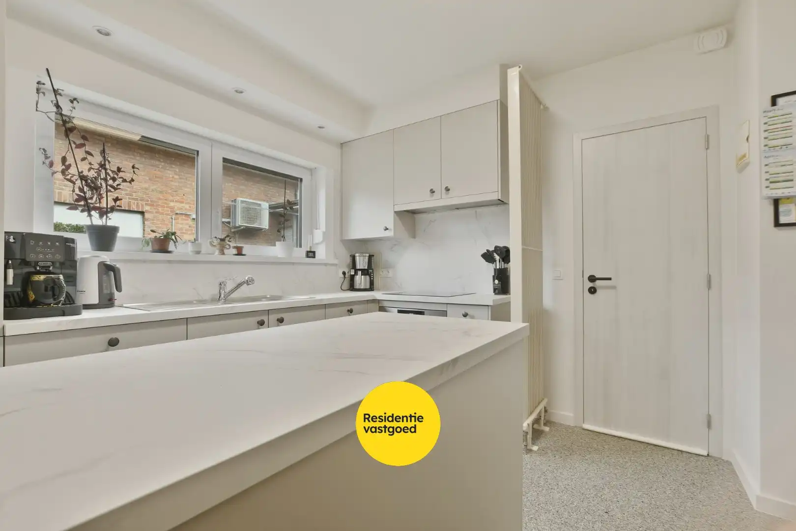 Instapklare en volledig gerenoveerde bungalow met 3 slaapkamers, tuin en garage vlak bij bos en centrum van De Haan foto 12