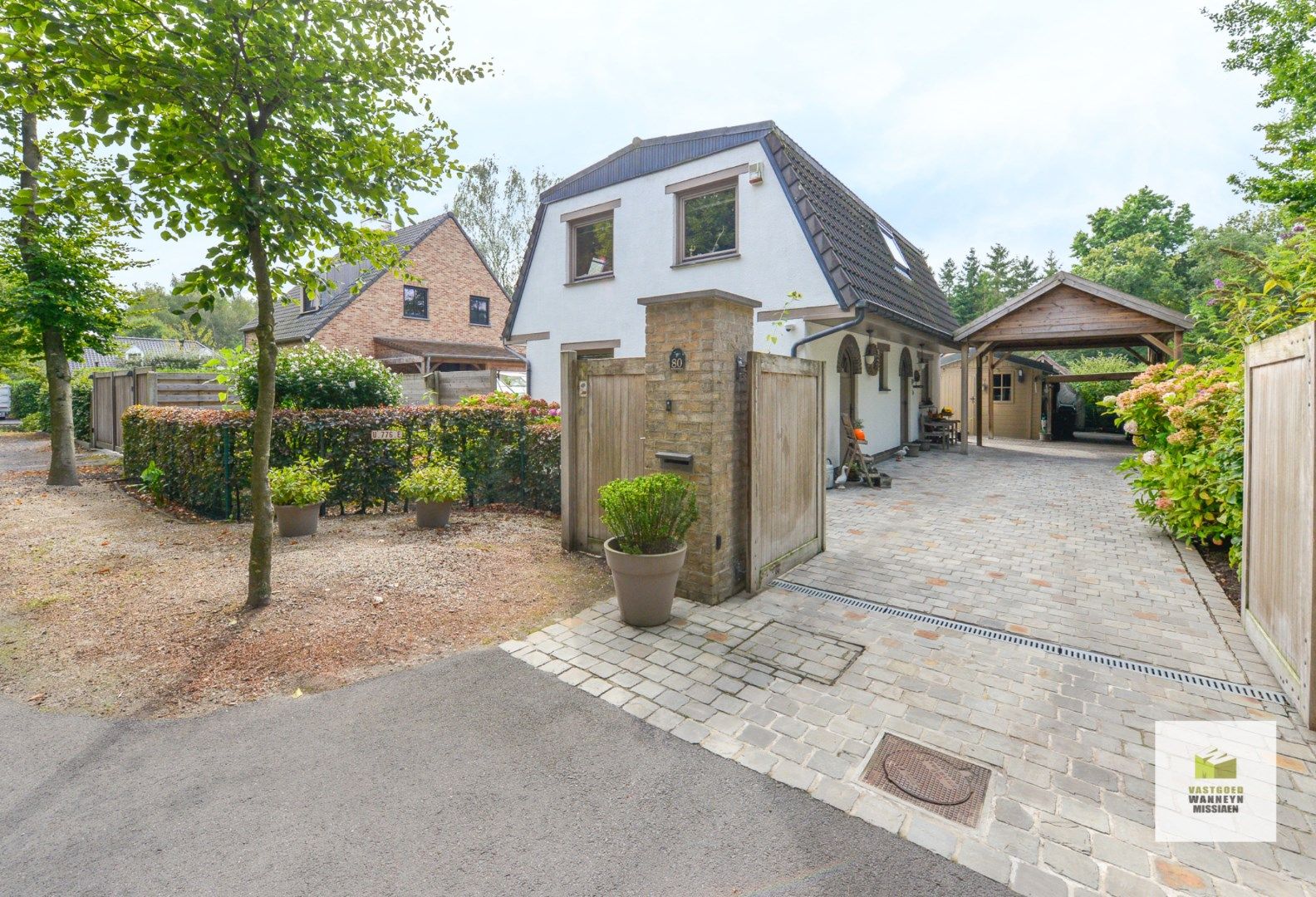 Charmante instapklare woning met 3 slaapkamers, carport en zuidgerichte tuin in bosrijke omgeving  foto 2