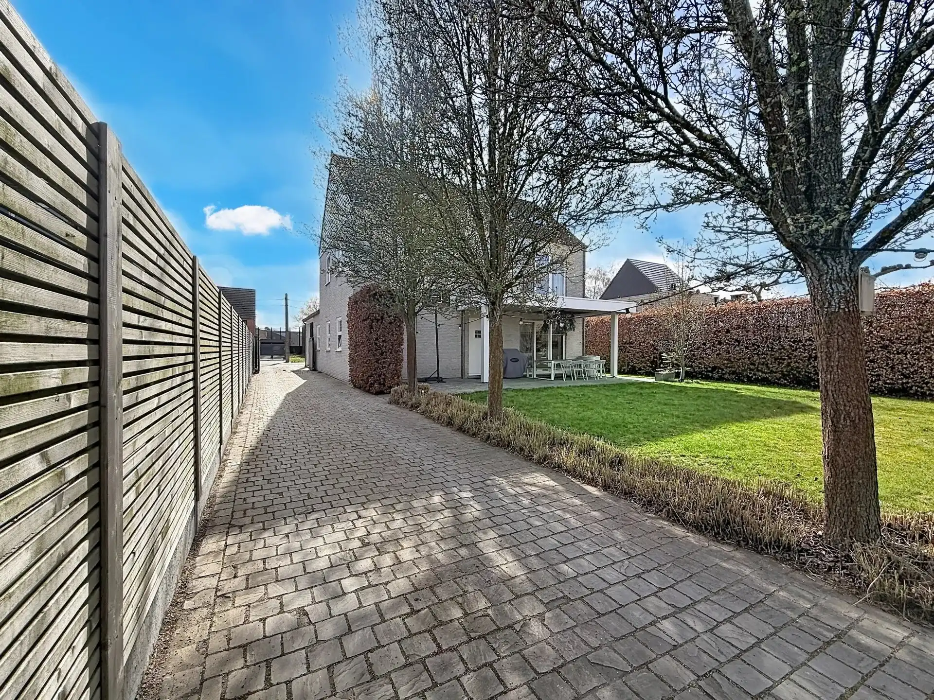 Prachtige luxueus ingerichte woning met 4 slaapkamers en 2 badkamers op een mooi perceel met bijgebouw. foto 52