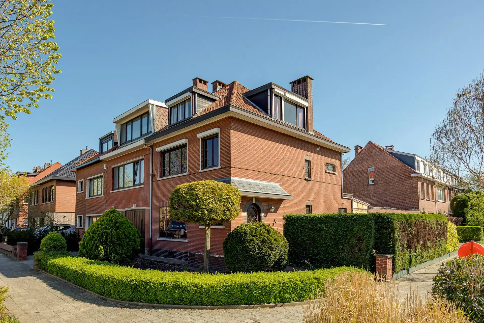 Ruime halfopen bebouwing met 5 slaapkamers, garage en zonnige tuin op toplocatie! foto 2