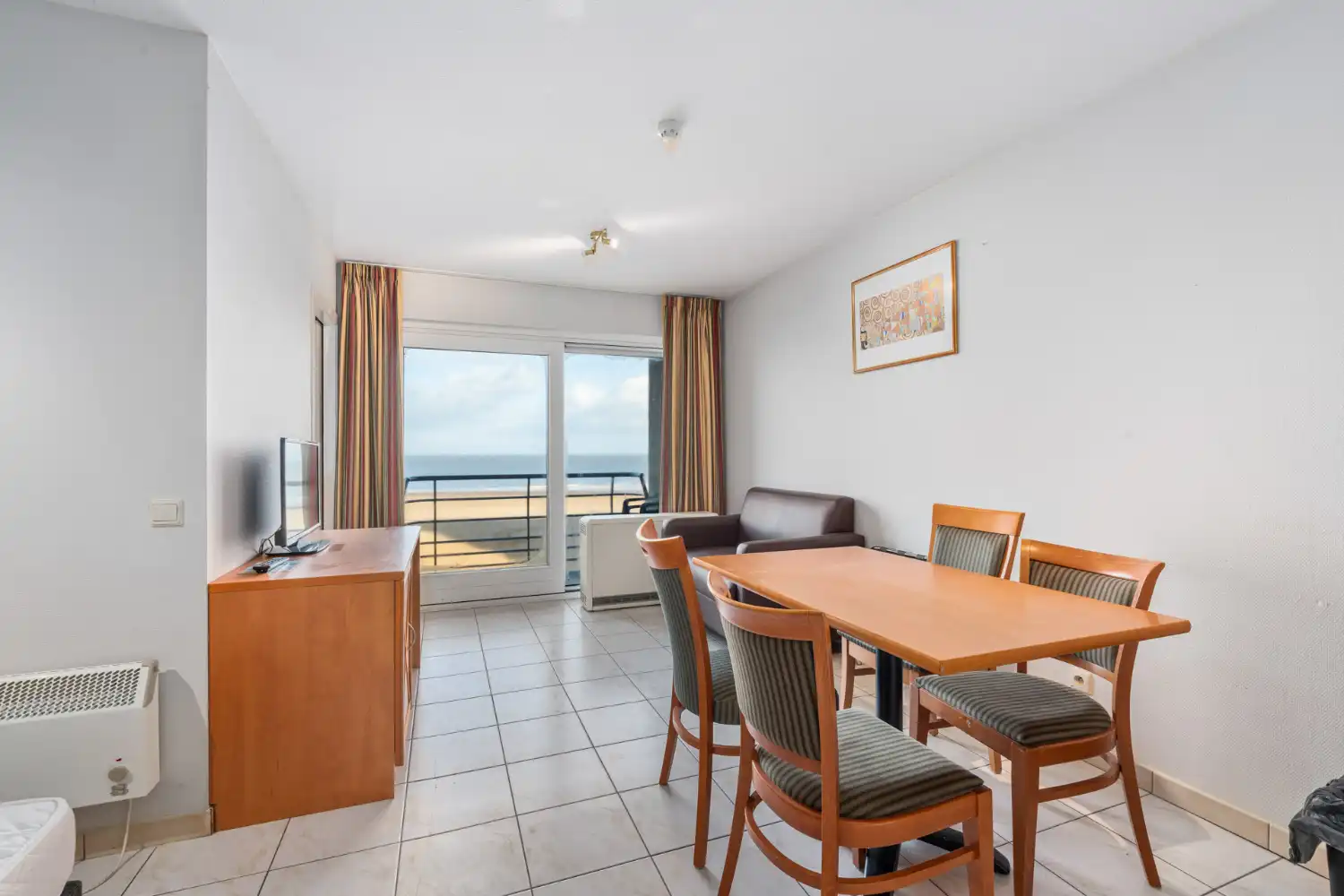 Eén slaapkamer appartement met frontaal zeezicht foto {{pictureIndex}}