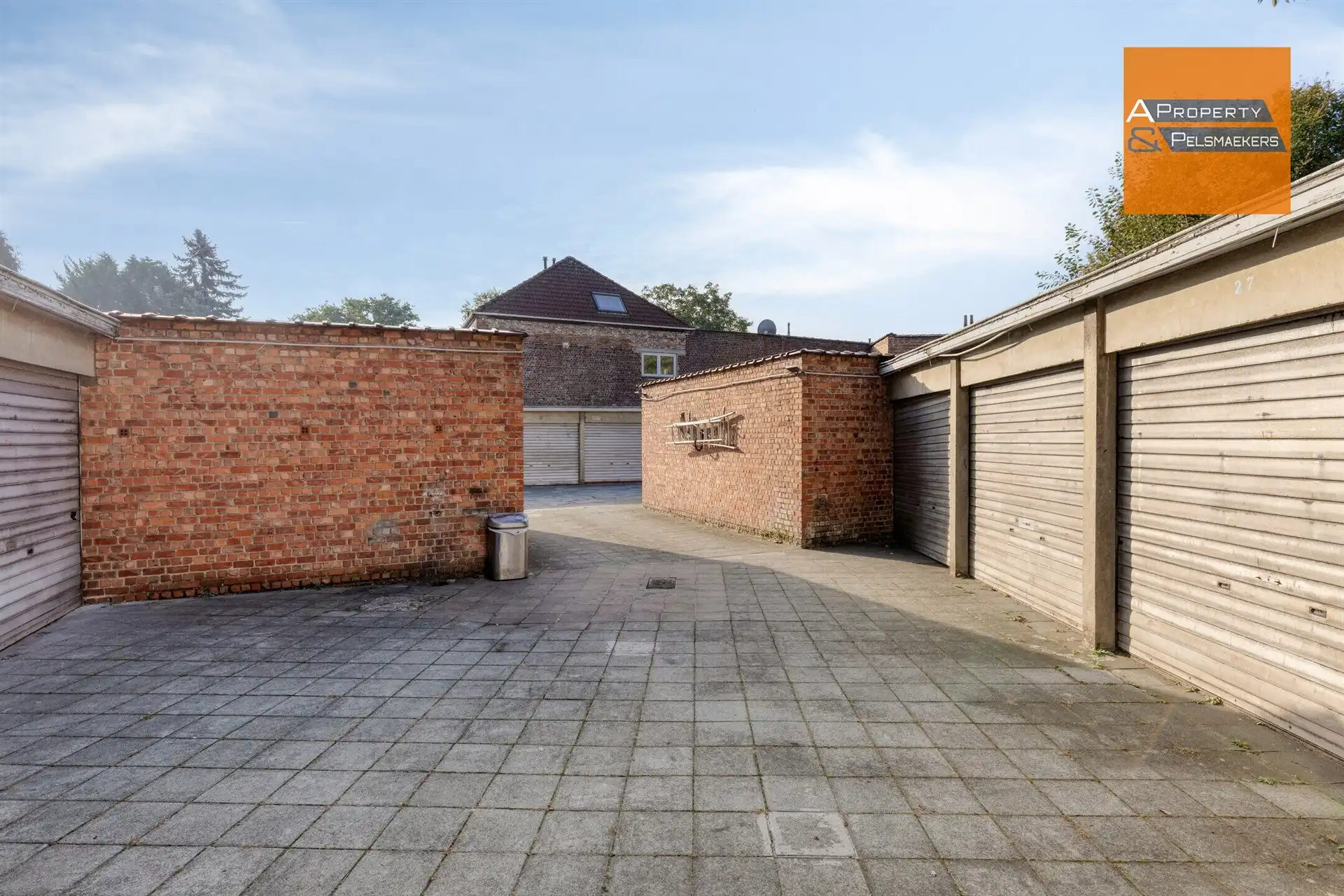 BOD AANVAARD 29 gesloten garageboxen te koop in een lot. foto 7