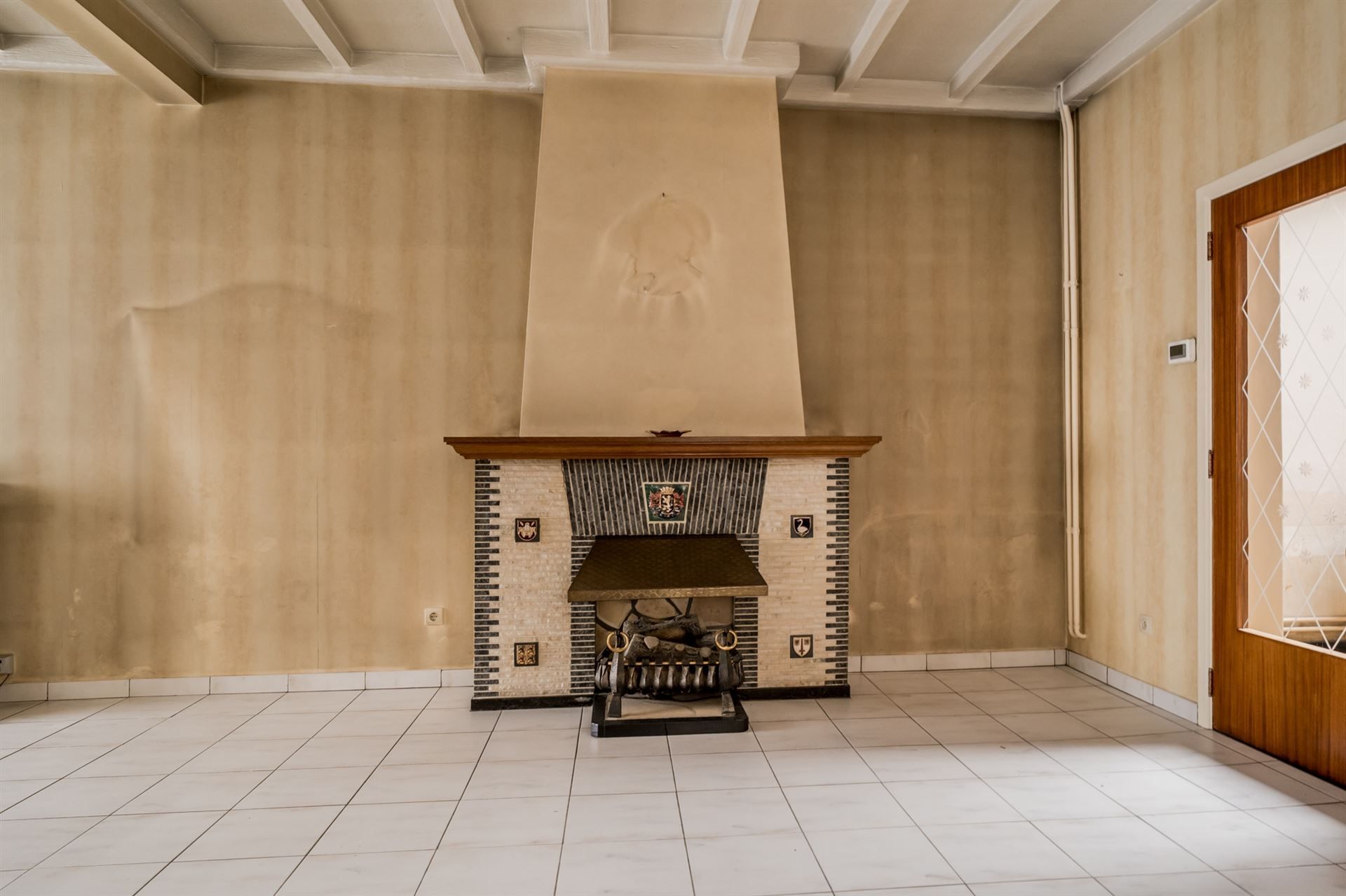 Te renoveren gezinswoning met veel opslagruimte! foto 7